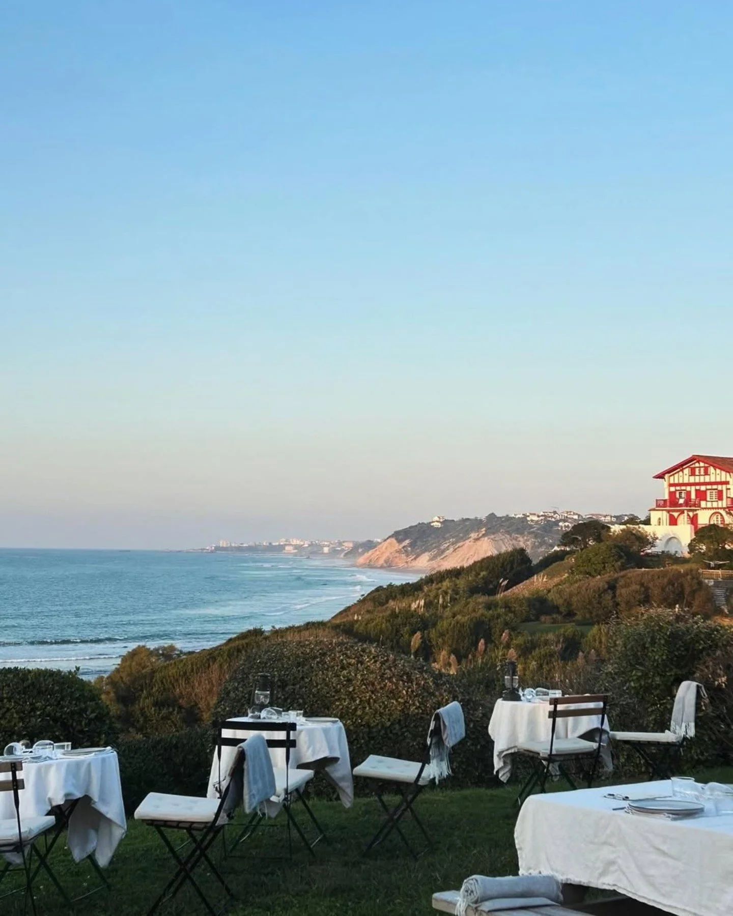 🏡 CARNET D'ADRESSES &bull; Un domaine de 5 appartements ind&eacute;pendants et 2 maisons typiquement basques, en plein c&oelig;ur de Gu&eacute;thary.

Aux beaux jours, des tables &eacute;ph&eacute;m&egrave;res se dressent dans le jardin pour un rend