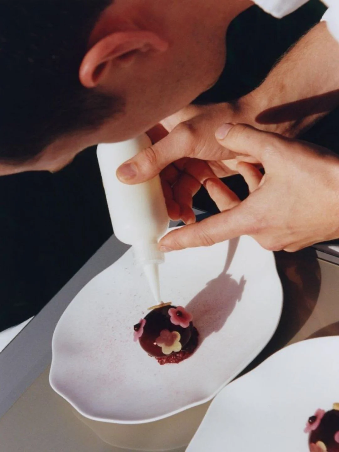 EXPERIENCE &Eacute;TOIL&Eacute;E &bull; Privatiser une cave &eacute;clair&eacute;e aux chandelles, le jardin d'un manoir parisien ou un appartement haussmannien&hellip; pour une initiation &agrave; la grande cuisine avec un chef &eacute;toil&eacute;,