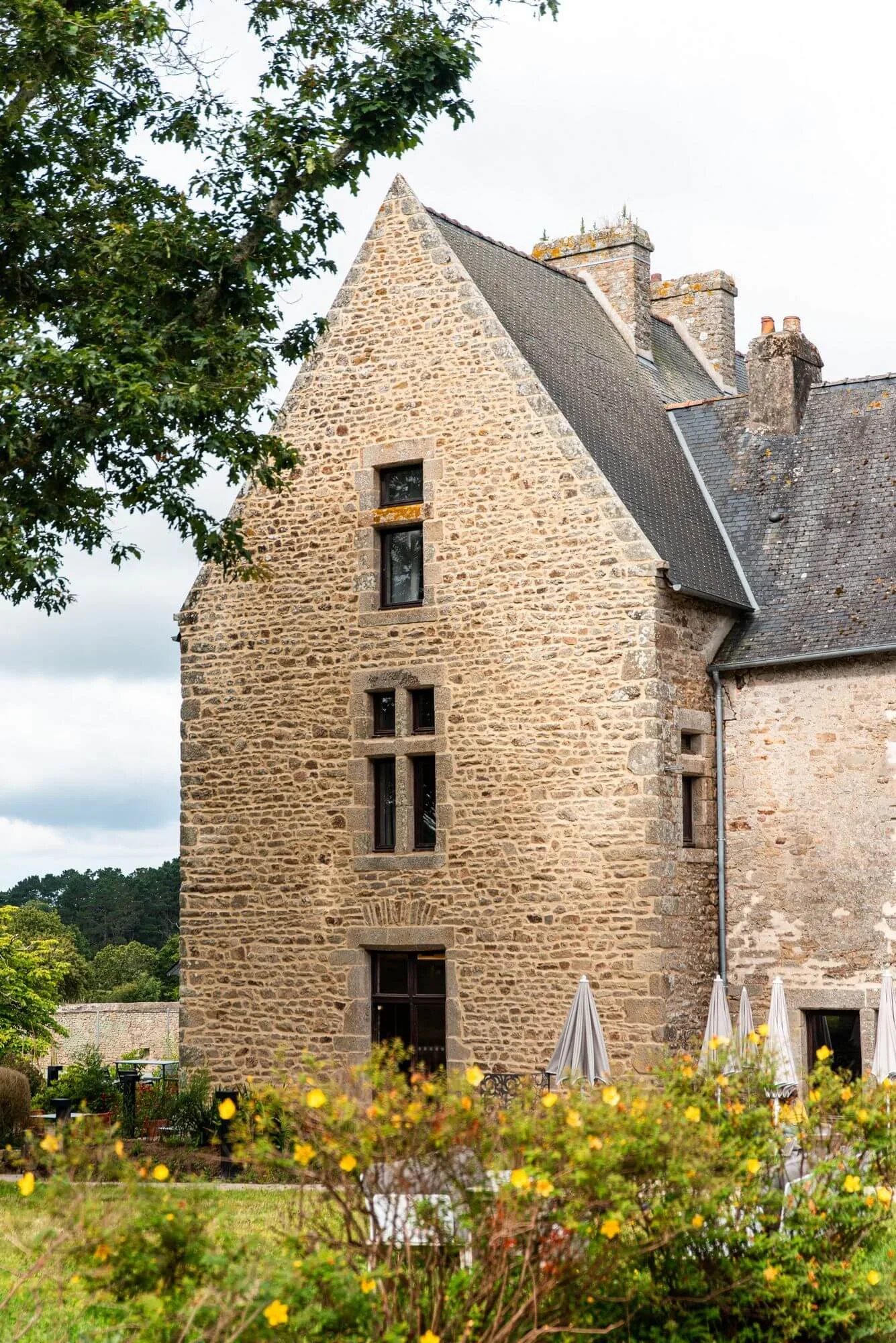 manoir-obono-aile-pierre-jardin-fleurs-facade-bretagne.webp