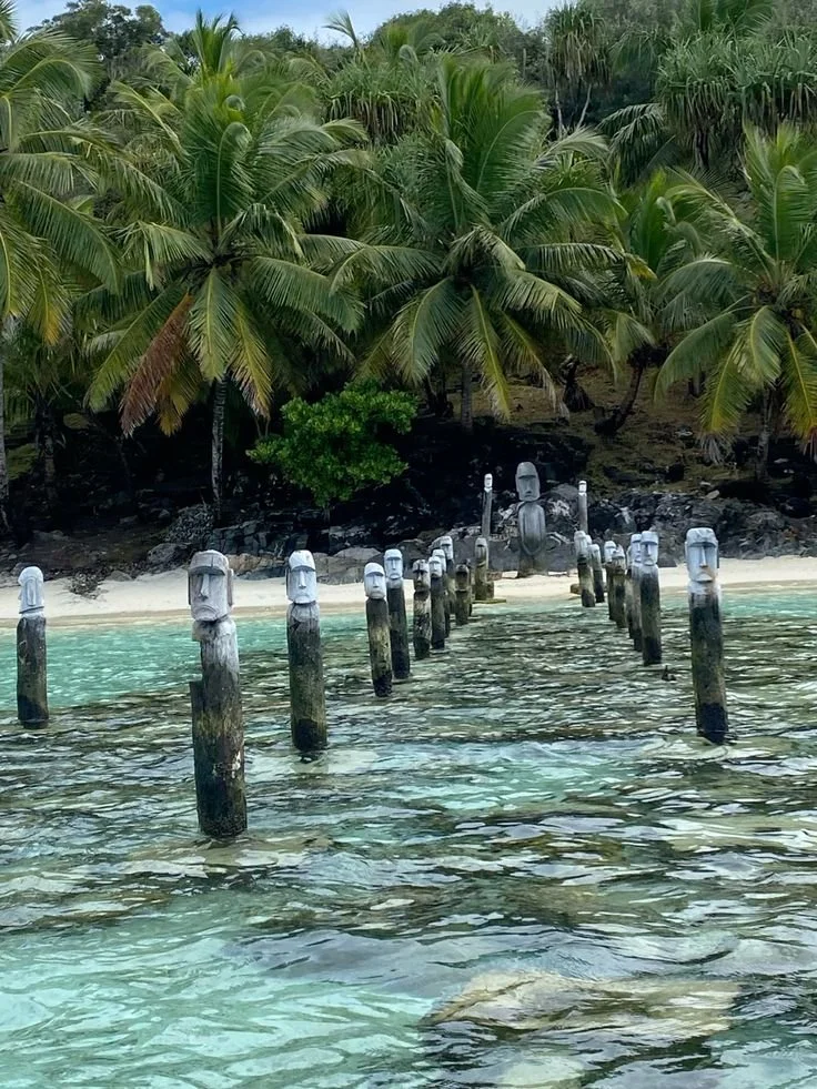 Îlot tropical et eaux turquoise au large de Madagascar
