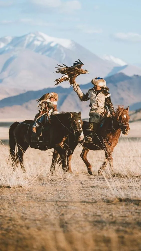 Cavaliers kazakhs et aigles dans les montagnes mongoles