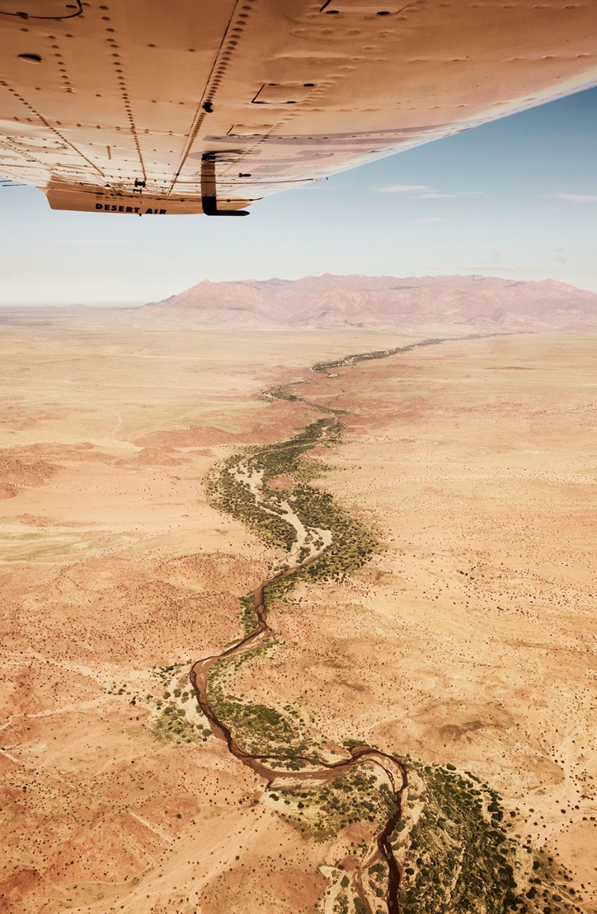 Vue aérienne des paysages désertiques de Namibie depuis un avion léger
