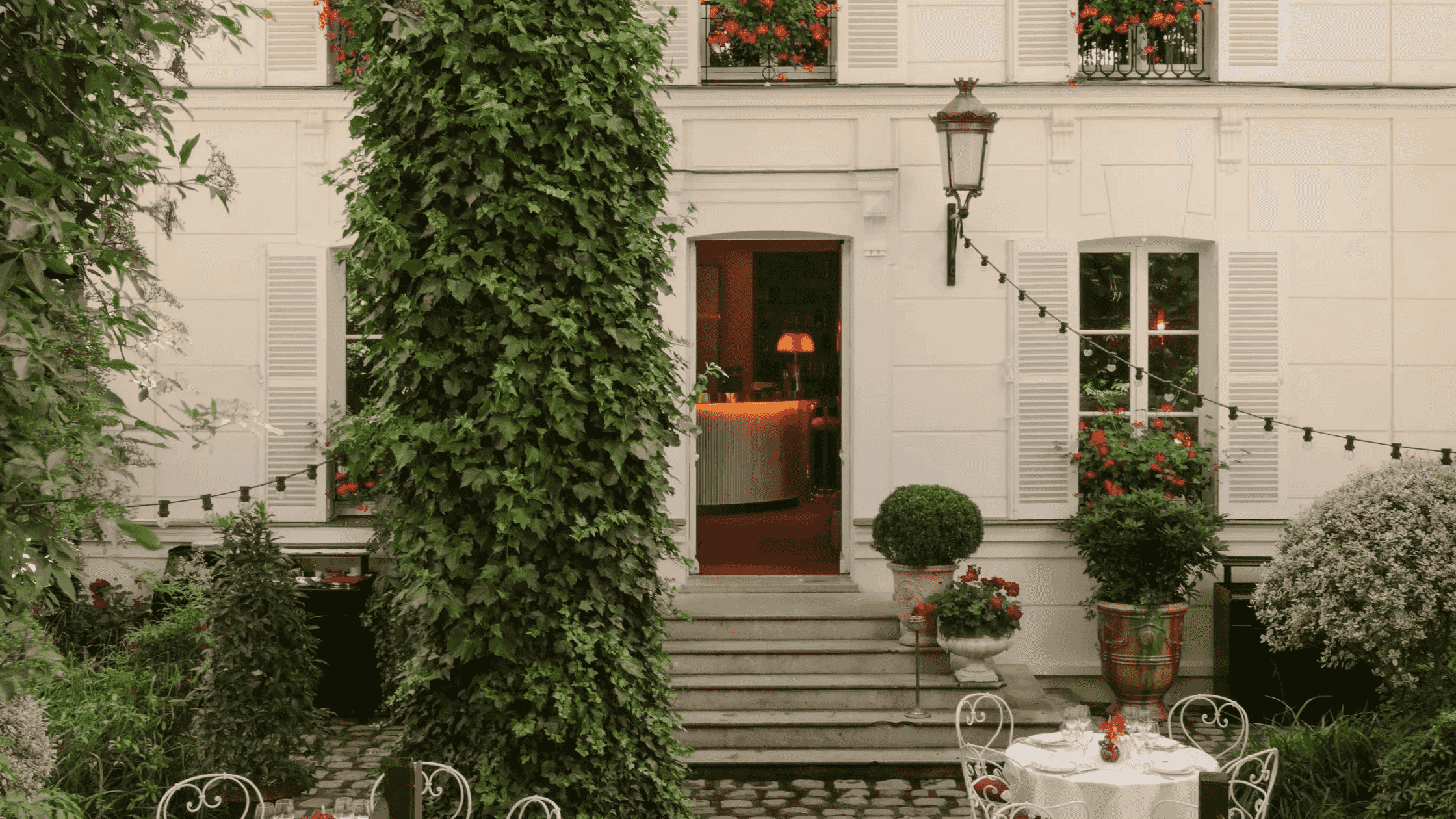 Jardin d’un hôtel particulier à Montmartre aménagé pour une soirée d’entreprise à Paris