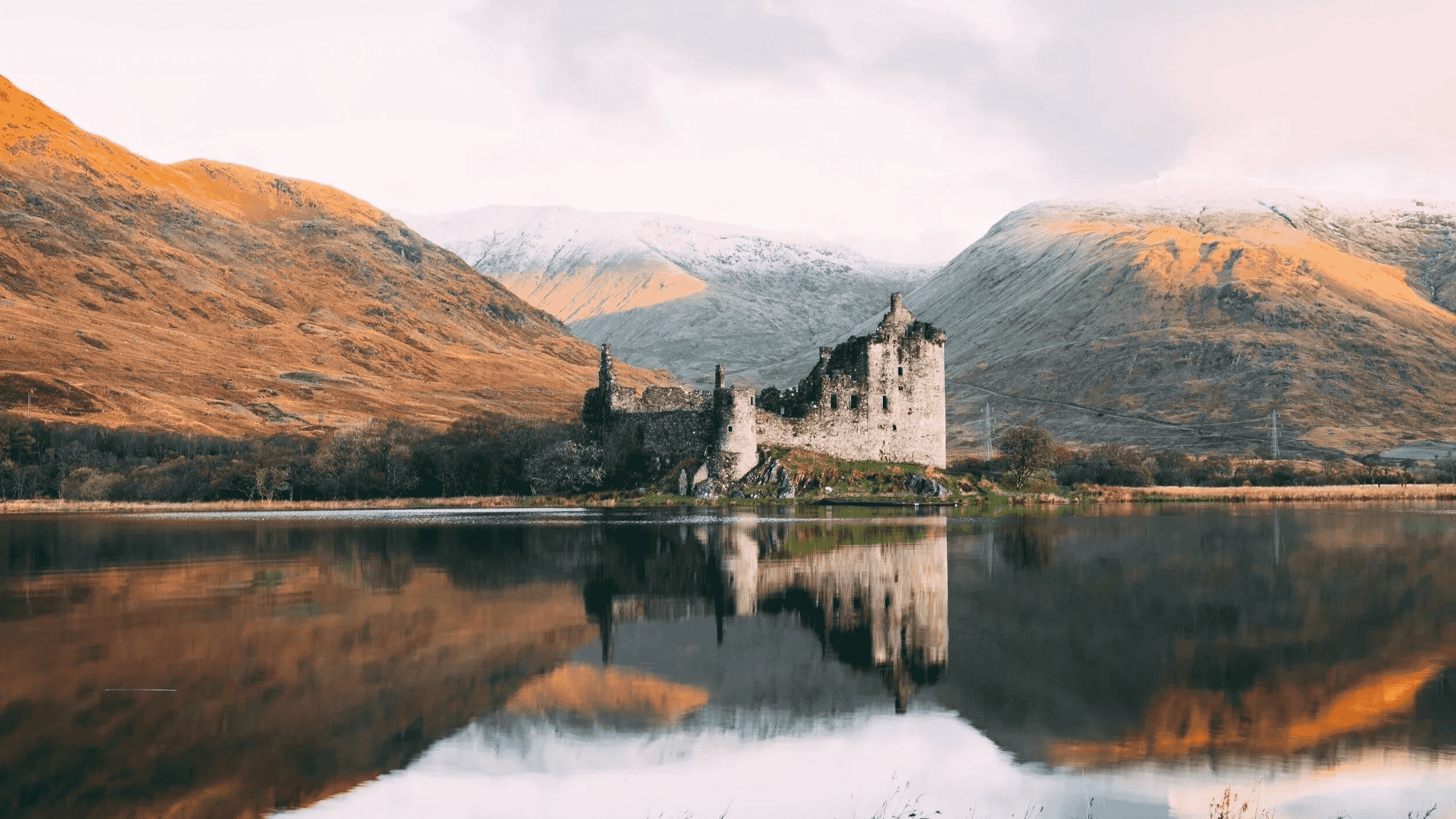 Paysage des Highlands en Écosse avec un château au bord d’un loch lors d’un week-end d’équipe