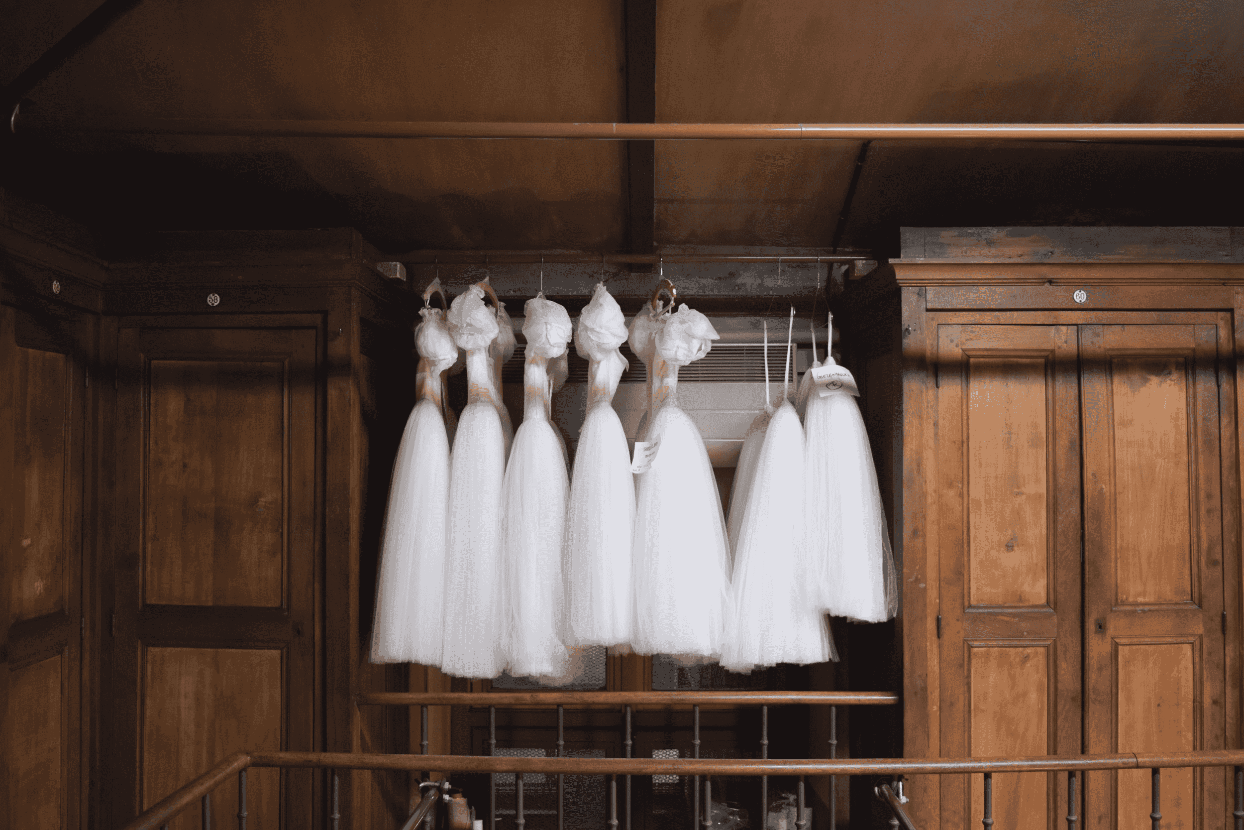 Costumes de ballet suspendus dans les coulisses de l’Opéra Garnier lors d’un team building d’entreprise à Paris