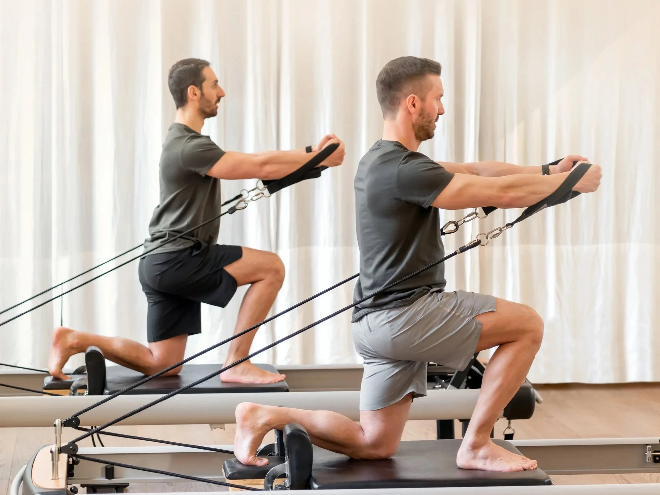 Due ragazzi si allenano sul reformer