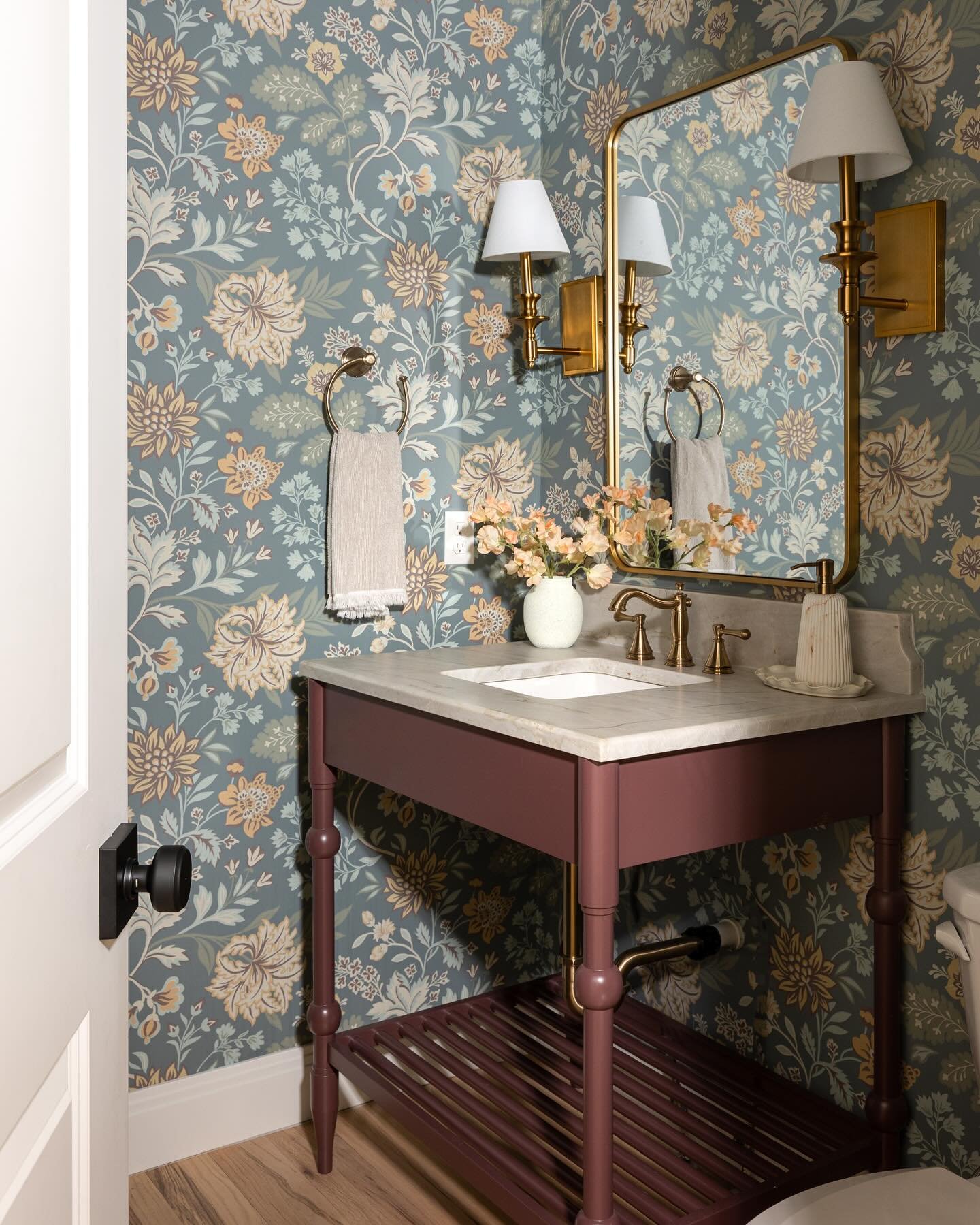 &ldquo;Those who don&rsquo;t want to imitate anything, produce nothing&rdquo;.
- Salvador Dali 

Swipe for before

Designer @mavenhomeinteriors 
Builder - Brigham Ashton - UT Custom Homes 
Wallcoverings @bramble_lane_ut 
Photographer @zolotaiaphotogr