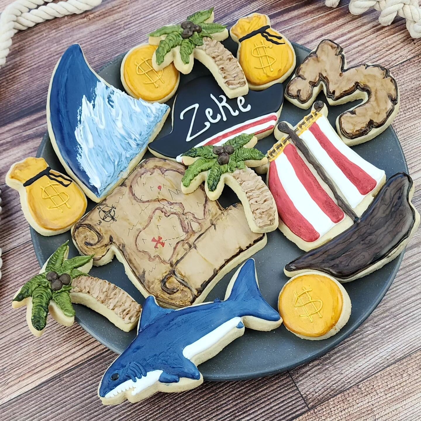 Made some pirates with sharks cookies for my friend's son, who just turned 3. I had fun with this set and used brushes to add texture. 😊🏴&zwj;☠️🦈