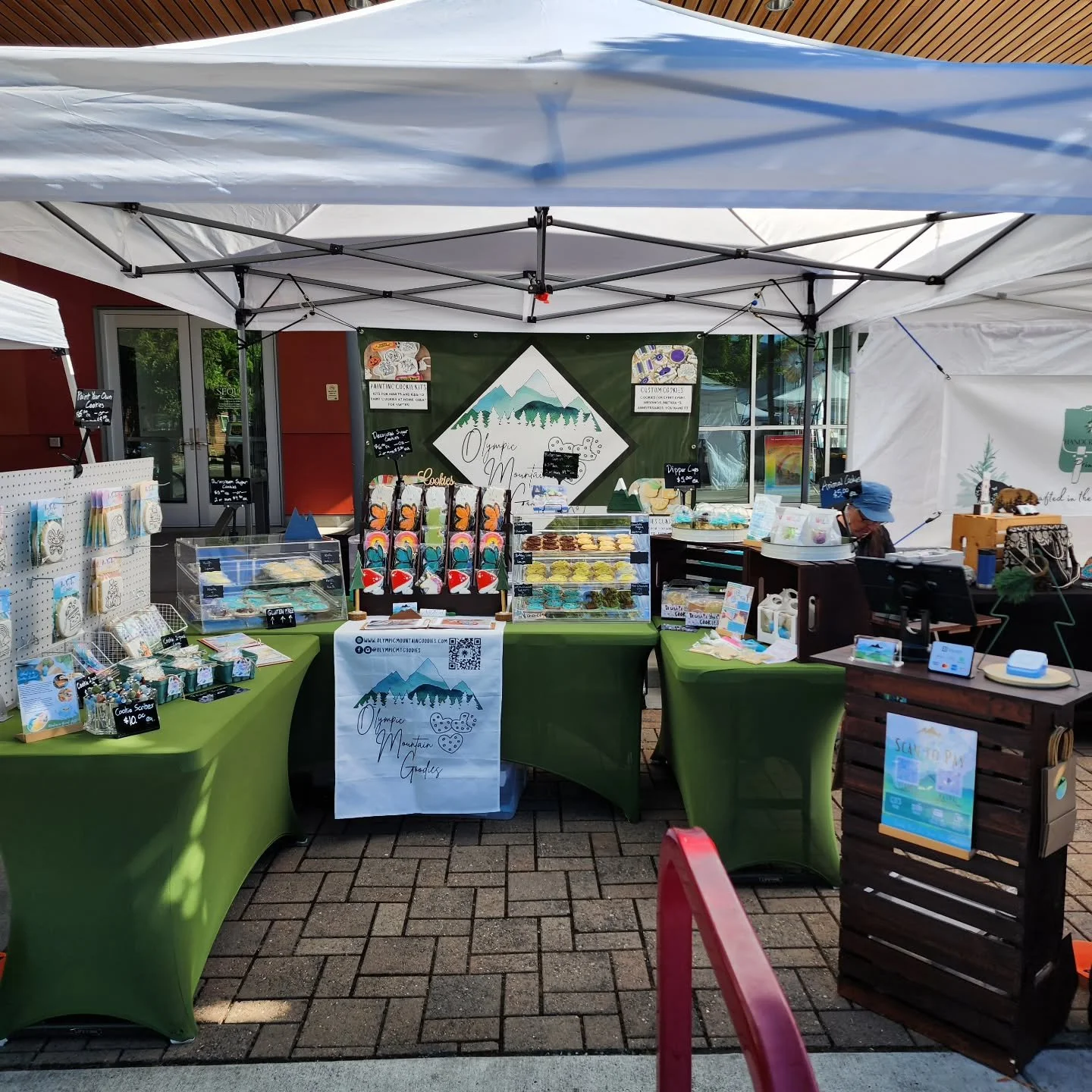 I'm so excited to be at the Sequim Farmer's Market 🧑&zwj;🌾 today until 2 pm! I've got some amazing decorated cookies 🍪 ready for you to see. Plus, I have some other delicious flavors available too! And some gluten free options! Come on down and gr