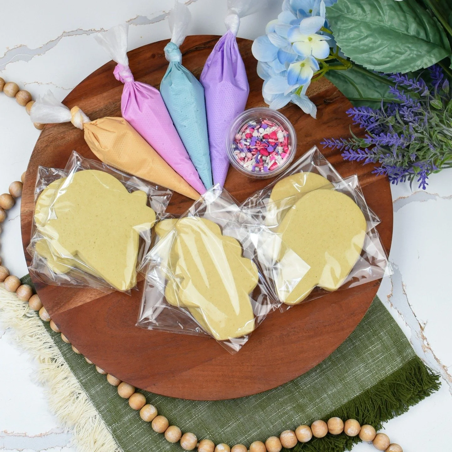 🍪✨ Come see me at the Sequim Farmers &amp; Artisans Market tomorrow from 9am&ndash;2pm!
I&rsquo;ll have fresh cookies and a fun surprise &mdash; Ice Cream-Themed Cookie Decorating Kits! 🍦🎨

Each kit includes:
🍪 6 sugar cookies
🎨 4 icing bags
💖 