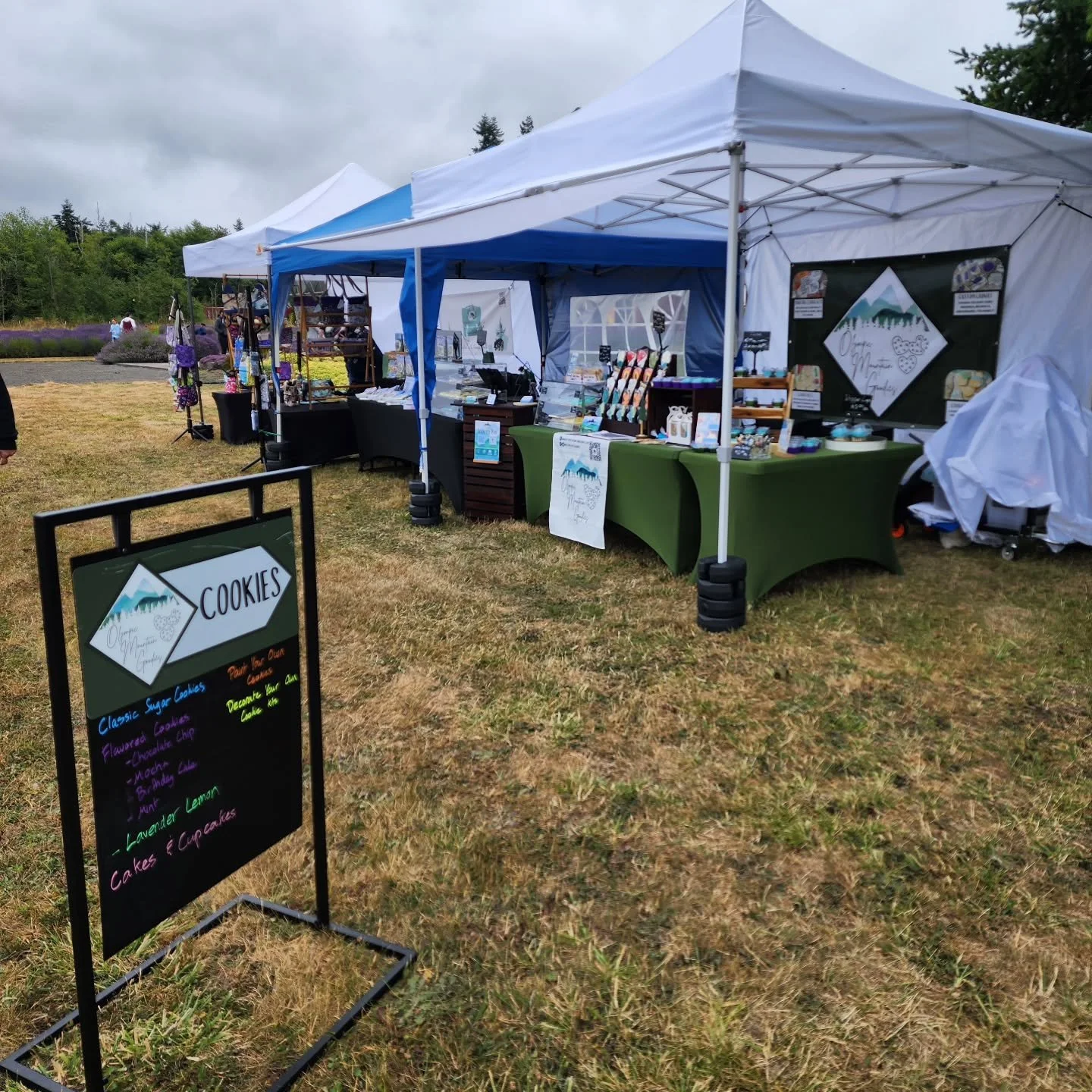I'm so excited to be here at the Sunshine and Herb Lavender Farm today! 💜 The Lavender Festival is in full swing, and the atmosphere is absolutely amazing. I'm here selling my cookies and cakes until 5 pm today, so come on by and grab a treat!😋 I'l