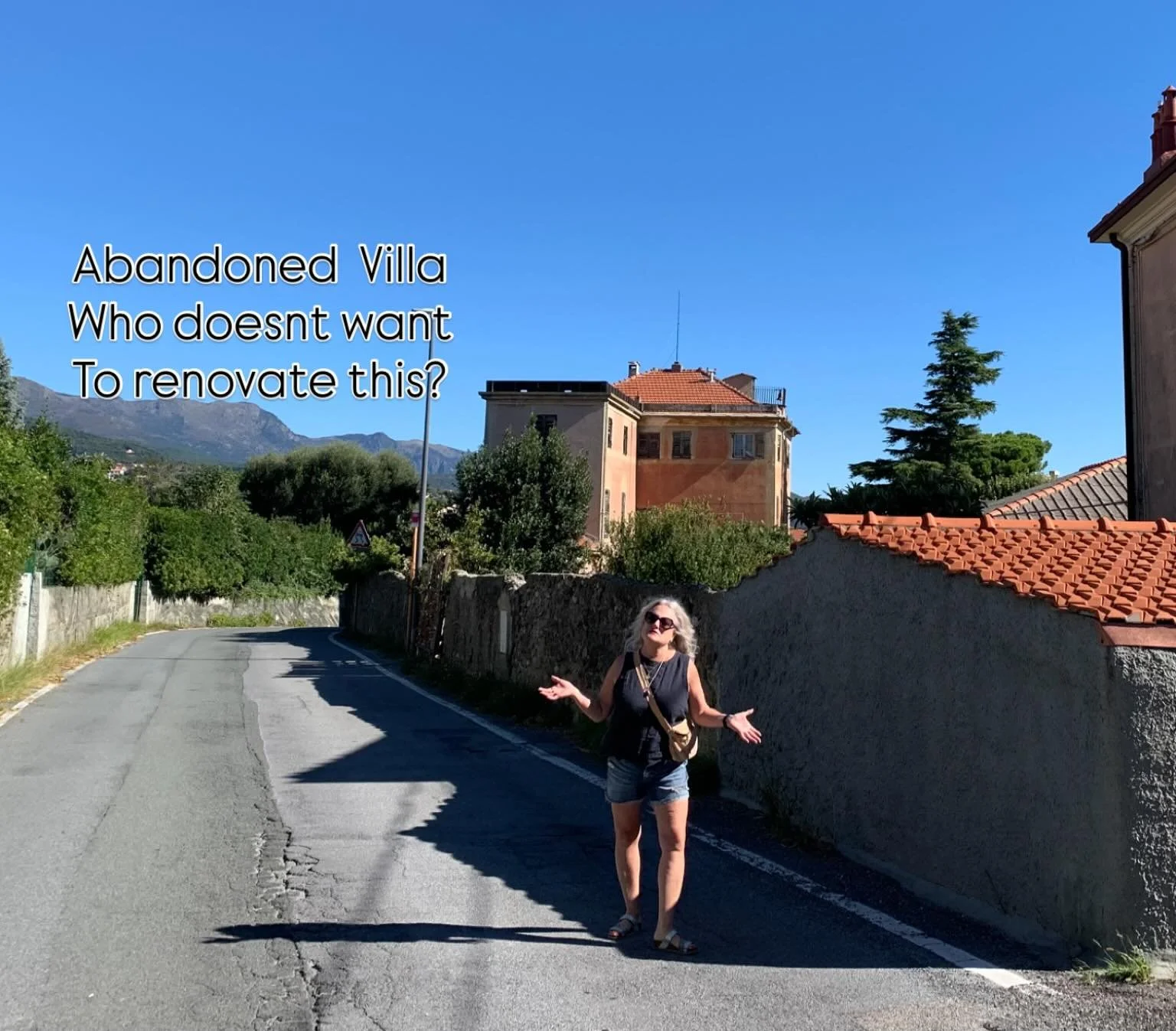 So many villas , many renovated, but this one has been vacant for 25 years. If only i had the $$$$$