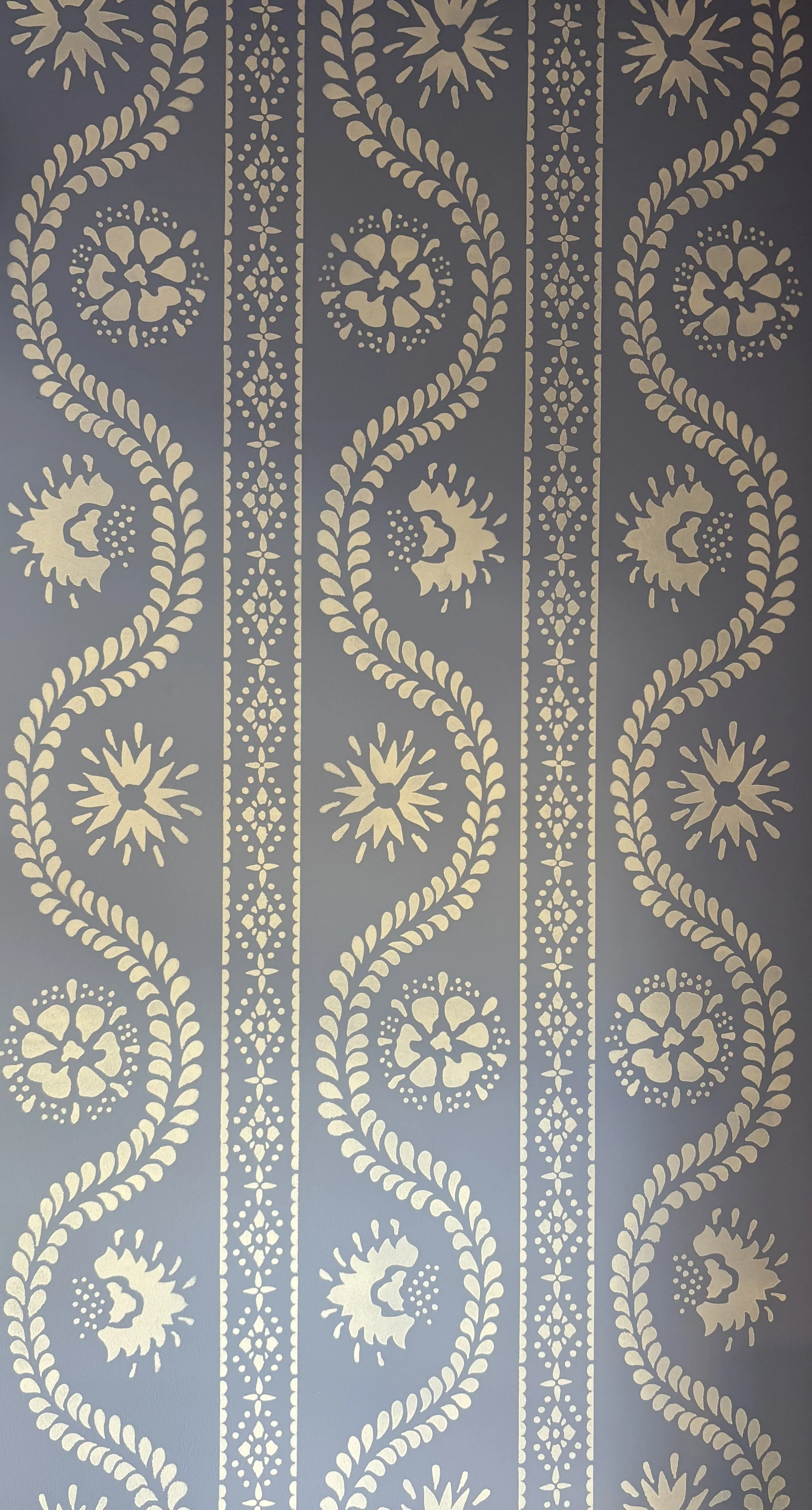Hand painted scalloped vine