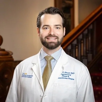 Green Screen vs. Natural Background: What’s Best for Your Headshots?