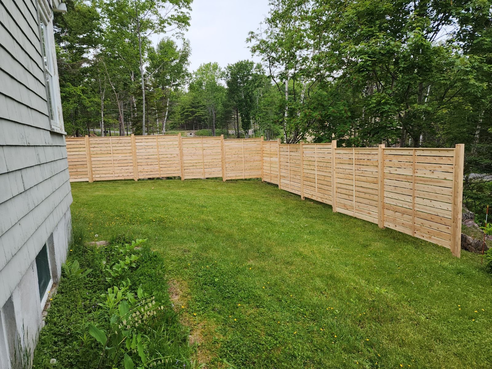 stepped horizontal cedar semi private (C7)