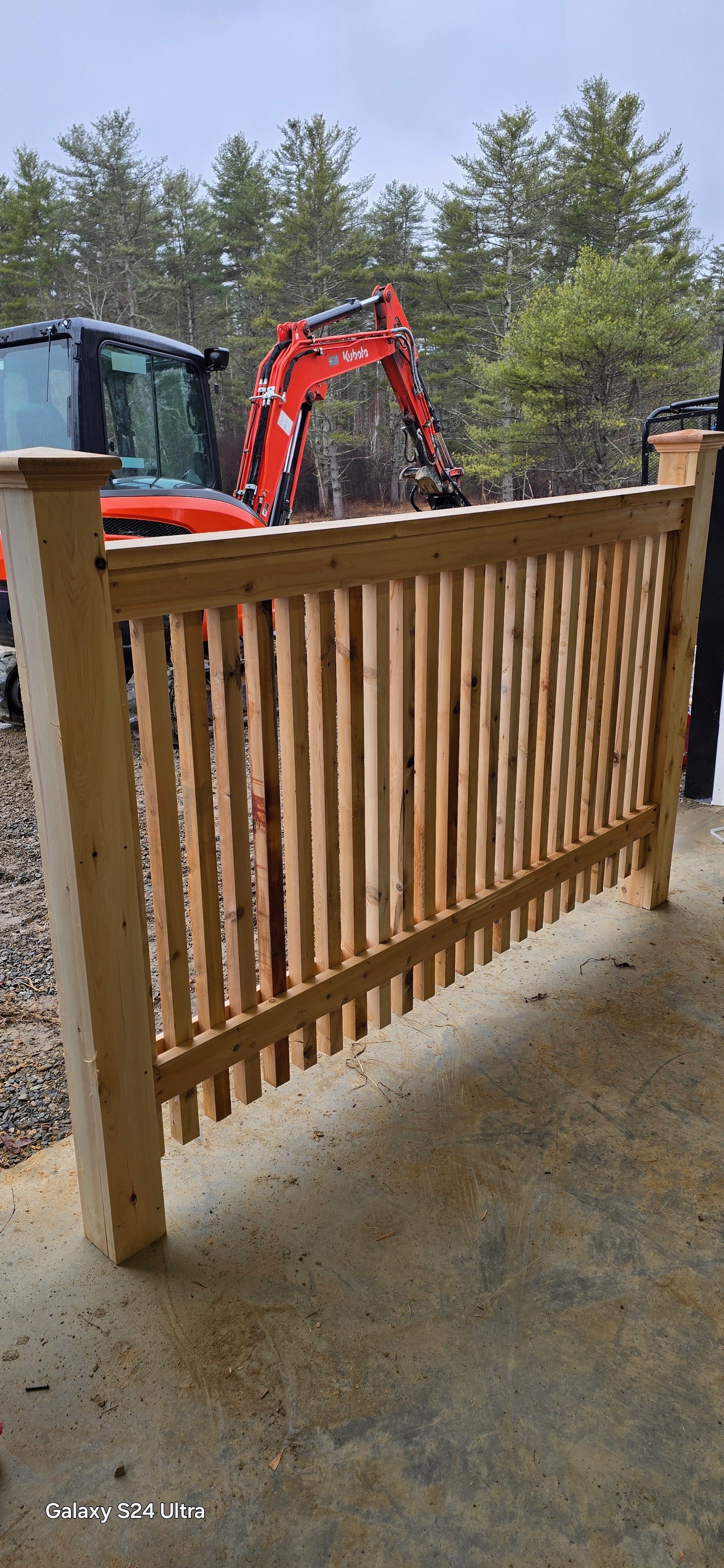 custom flat top fine picket in cedar (C72)