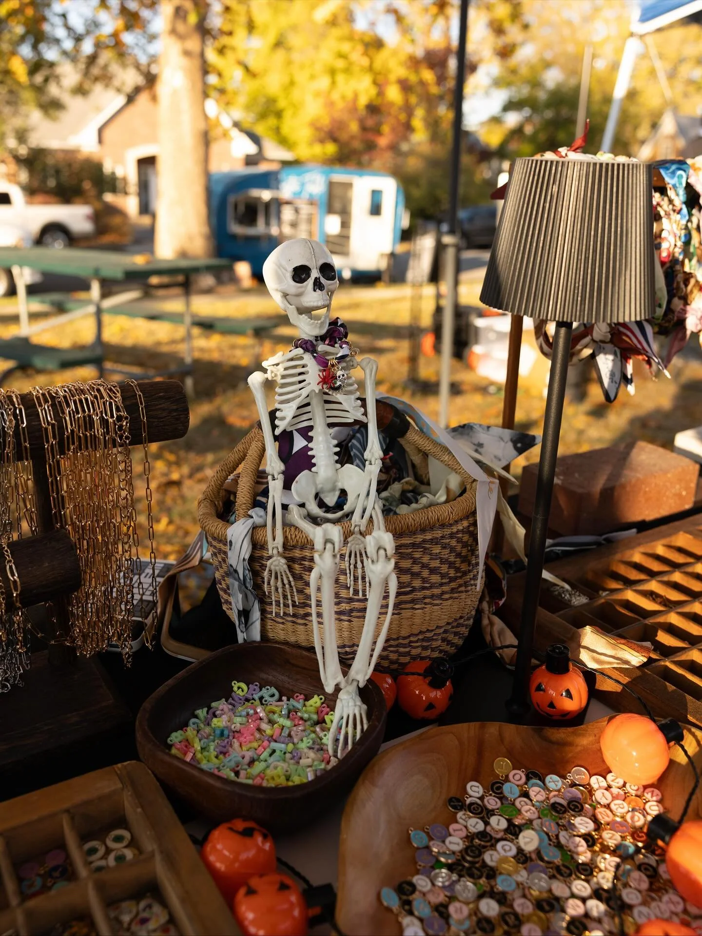 Happy Halloween, ghoulfriends! 👻💐

We&rsquo;re still bewitched by last night&rsquo;s Noblesville Flower Market &mdash; from trick-or-treaters to cutie costumes, live music, sips, bites &amp; all the fall florals🎶🍂 

Missed the magic? Don&rsquo;t 