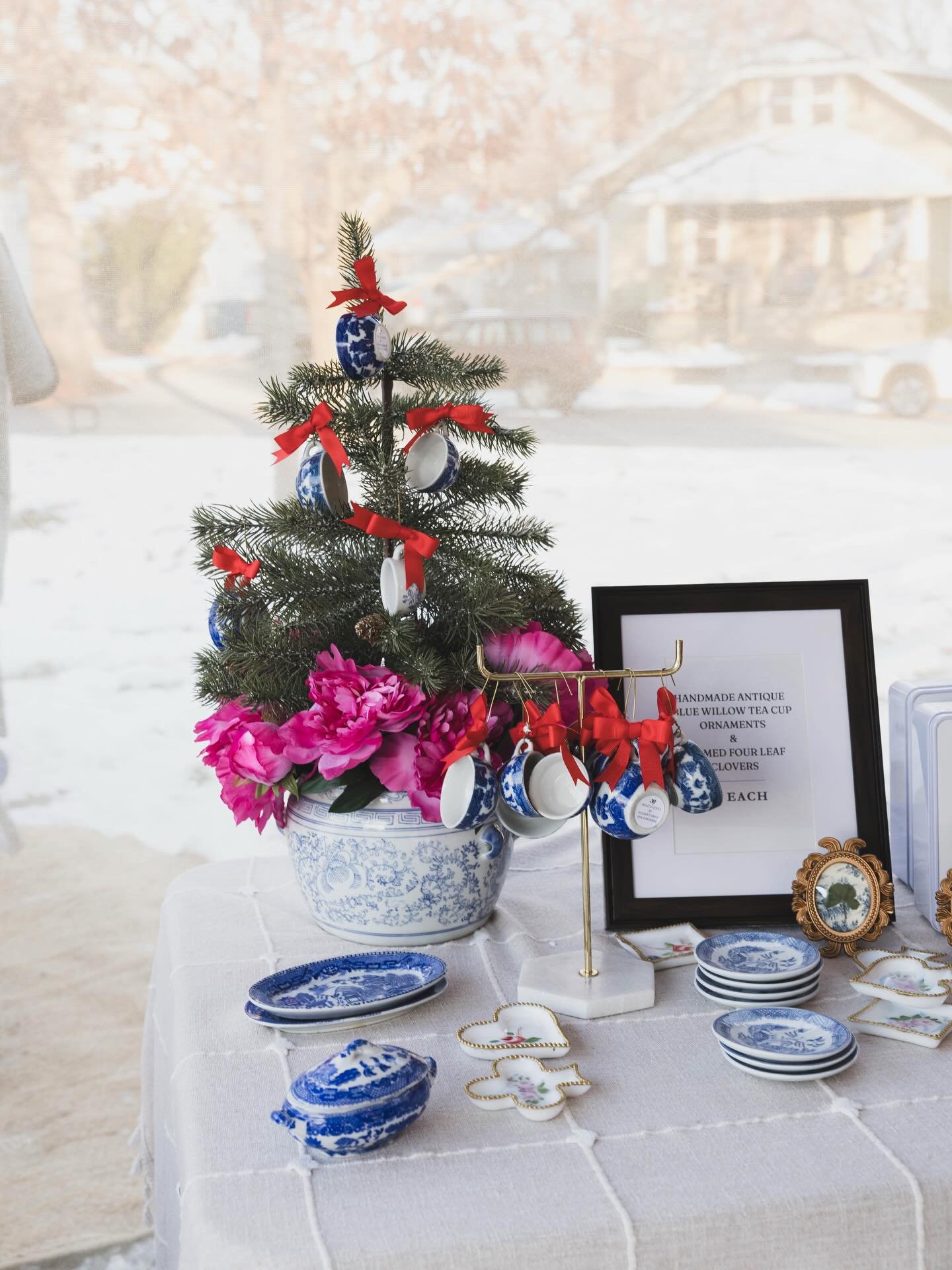 A sweet, snowy send-off to our final Noblesville Flower Market of the year❄️🎄🌹 Thank you to everyone who bundled up, stopped by, and shopped small with us, and to our incredible vendors for another beautiful season!

This year&rsquo;s monthly Flowe