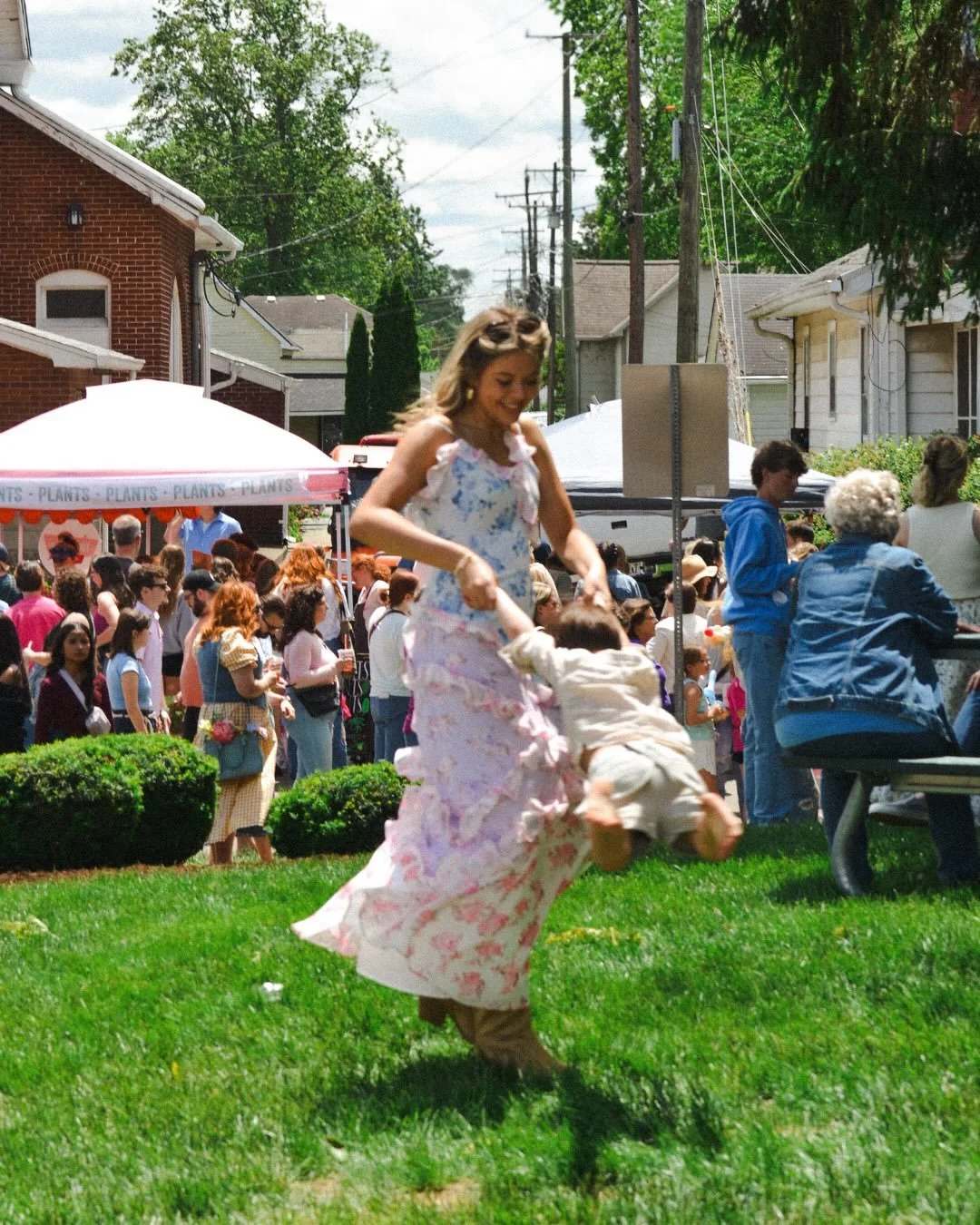 Consider this your friendly reminder that it&rsquo;s never too early to start planning your peony festival weekend outfit🌸👗👒

The Indiana Peony Festival is sponsored by @smithsonthesquare 

Photos by @heysouthernskyphoto @matthewdphotography &amp;