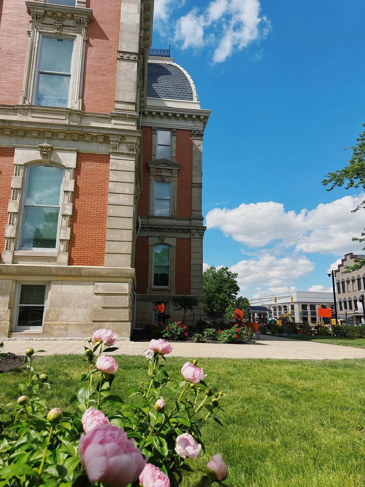 Downtown Noblesville &amp; Seminary Park are looking absolutely beautiful thanks to our amazing beautification sponsor, @gkmnoblesville🌸🪏🌿

From planting peonies throughout our community&hellip; to helping spruce up the park ahead of festival week