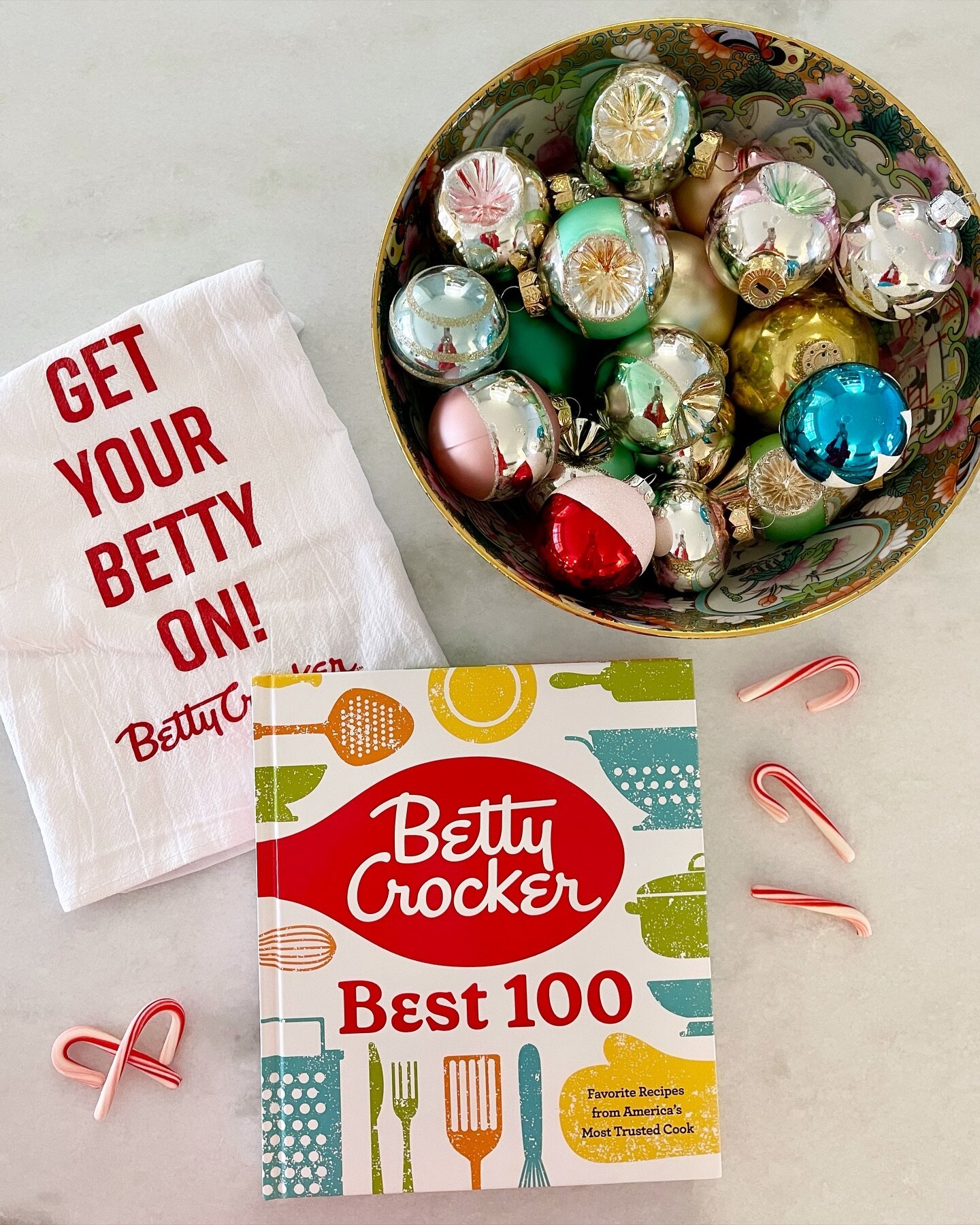 🎄CHRISTMAS GIVEAWAY WITH @bettycrocker 🎄

It&rsquo;s FIVE days until Christmas and I&rsquo;m teaming up with @bettycrocker to give away a cookbook and Betty Crocker kitchen gear to FIVE lucky winners! Join us for a chance to win the ultimate holida