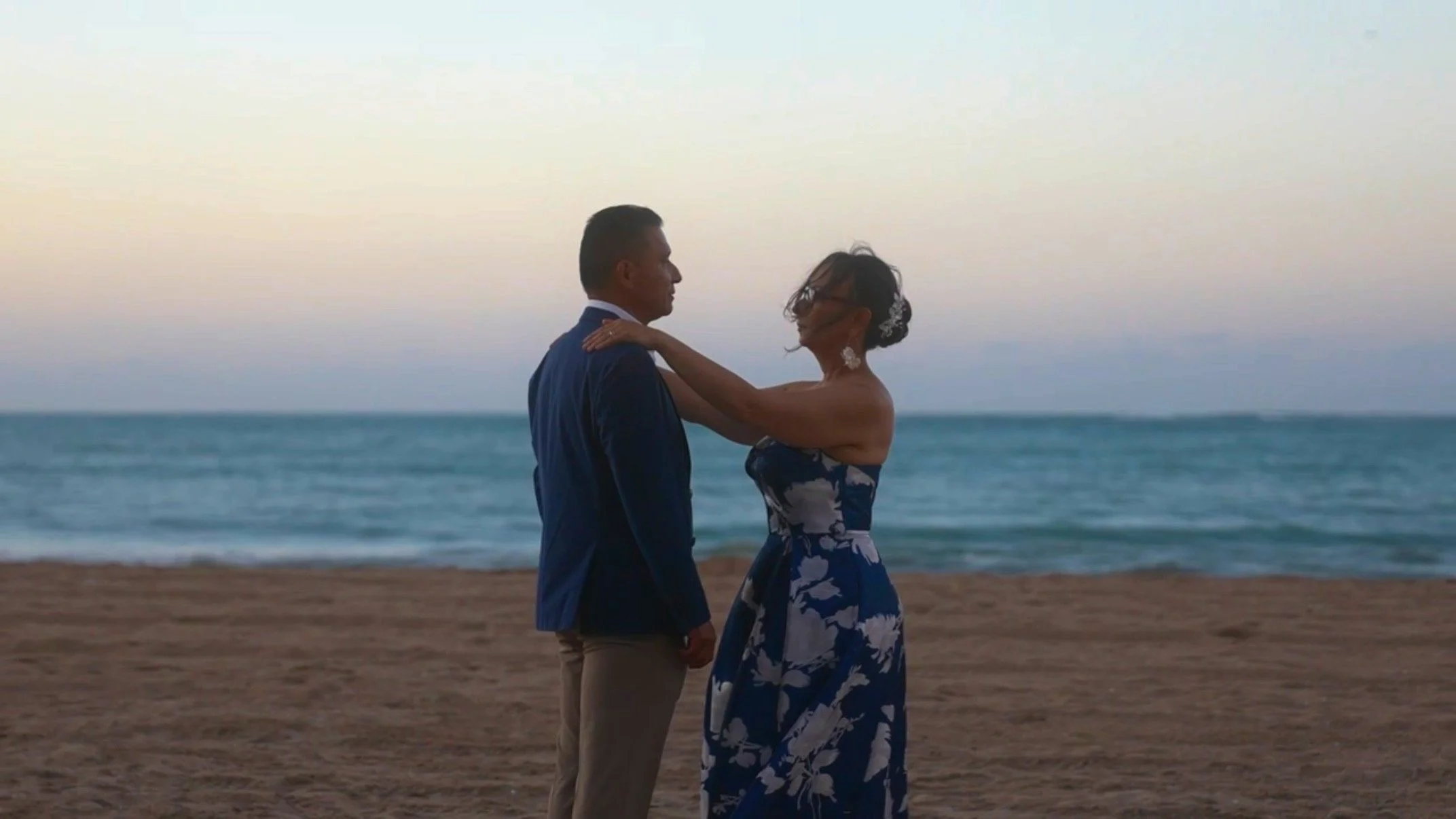 Amor en la Playa Thmnl.jpg