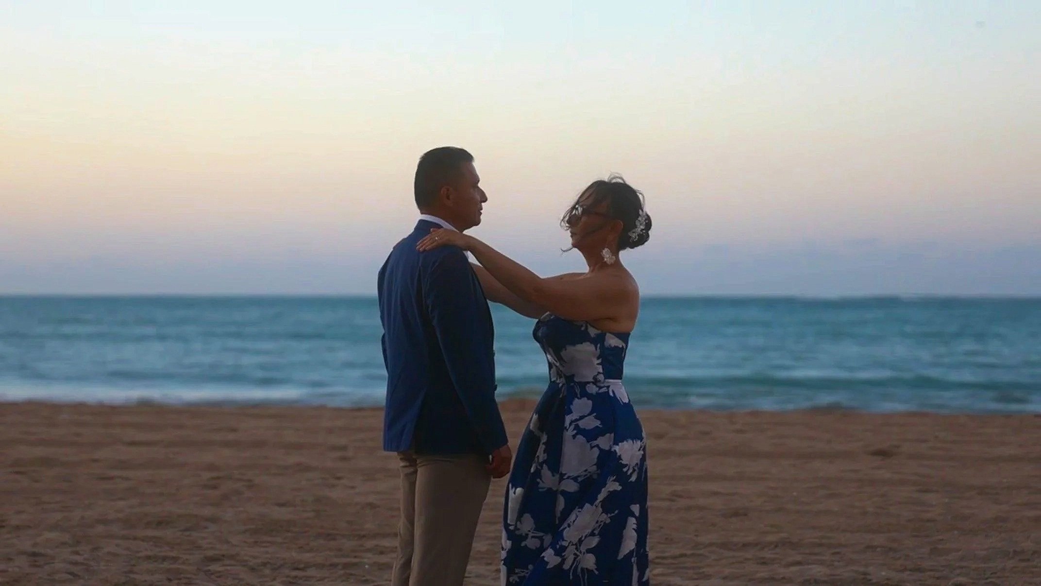 Amor en la Playa Thmnl.jpg