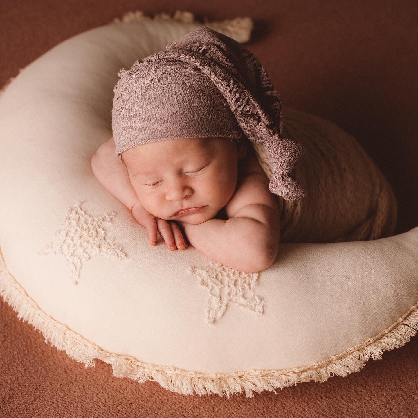S&eacute;ance nouveau-n&eacute; au studio 

📍Mulhouse
👩&zwj;🍼entre 4 et 19 jours de vie 
&bull; tous les accessoires sont fournis par le studio 
&bull; 350 euros les 10 photos 

#baby #babyposing #babygirl #newborn #newbornphotography #newbornbaby