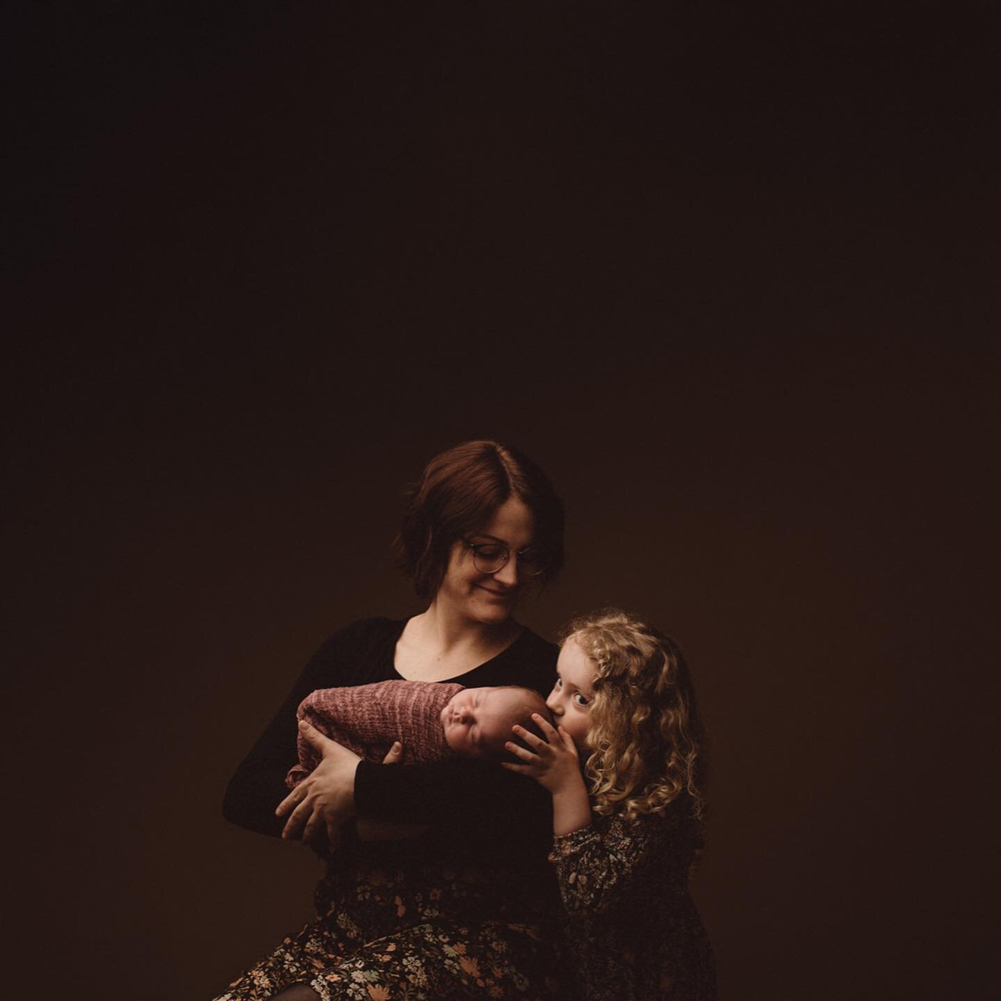 Les photos de famille c&rsquo;est important aussi ! On propose au studio des sessions uniquement famille pour ceux qui n&rsquo;ont pas envie de faire du posing. 

#photographebebealsace #family #familytime #familygoals #familyfirst #familyphotography