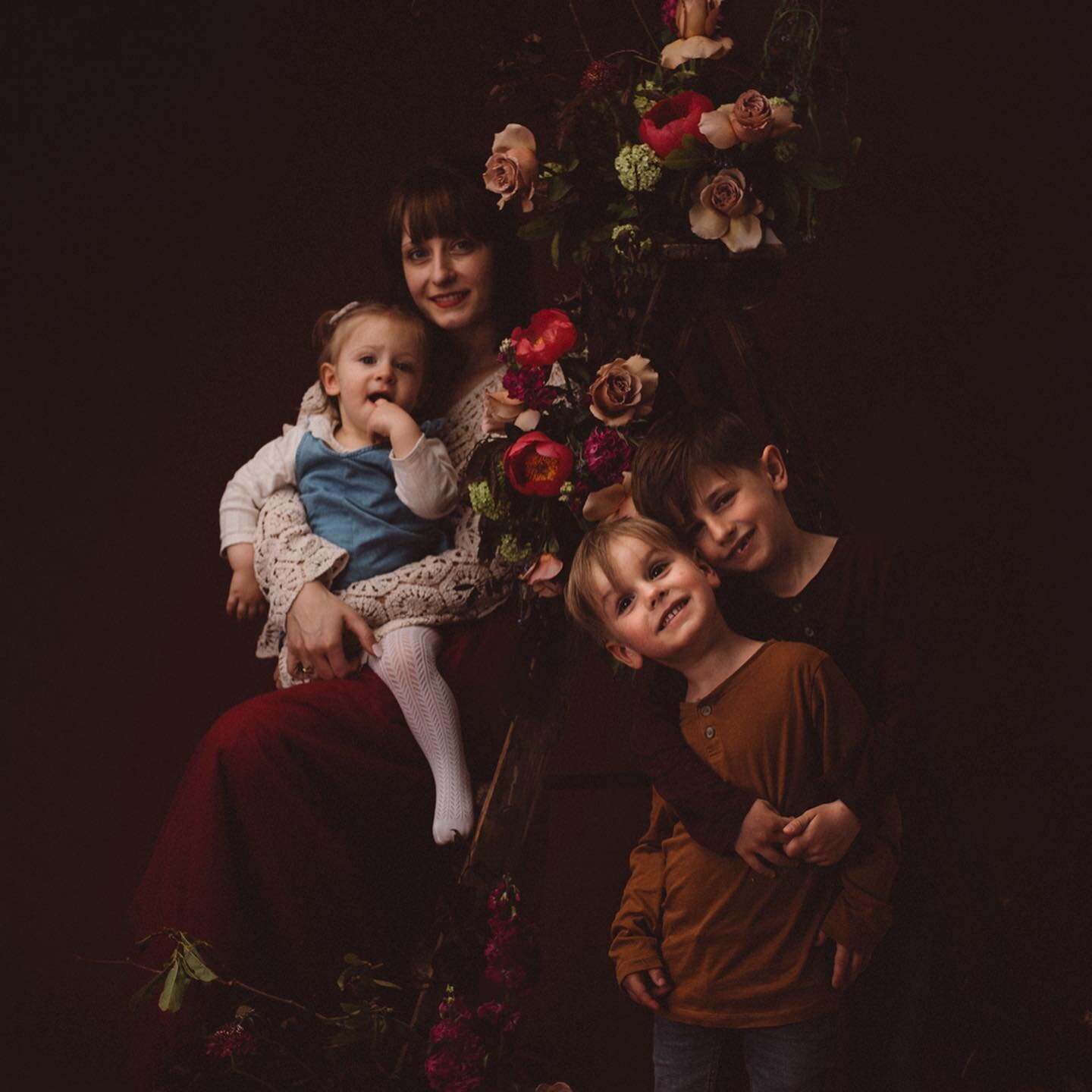 Petit souvenir des s&eacute;ances f&ecirc;te des m&egrave;res ;) je n&rsquo;ai pas encore eu le temps de vous partager beaucoup de photos mais notre emploi du temps est comment dire &hellip; charg&eacute; ! 

Fleurs @atelier.julieb 

#mother #mothera