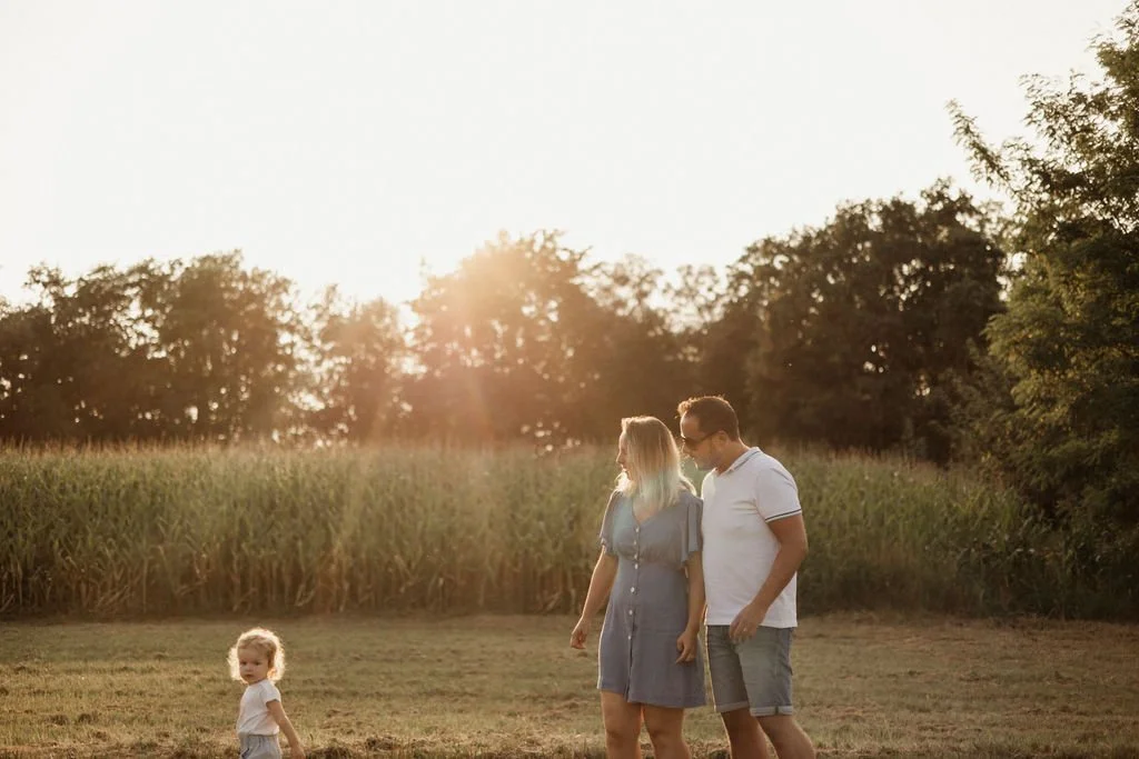 Séance famille à la golden hour, d'anciens mariés et leur petite fille (Haut-Rhin)