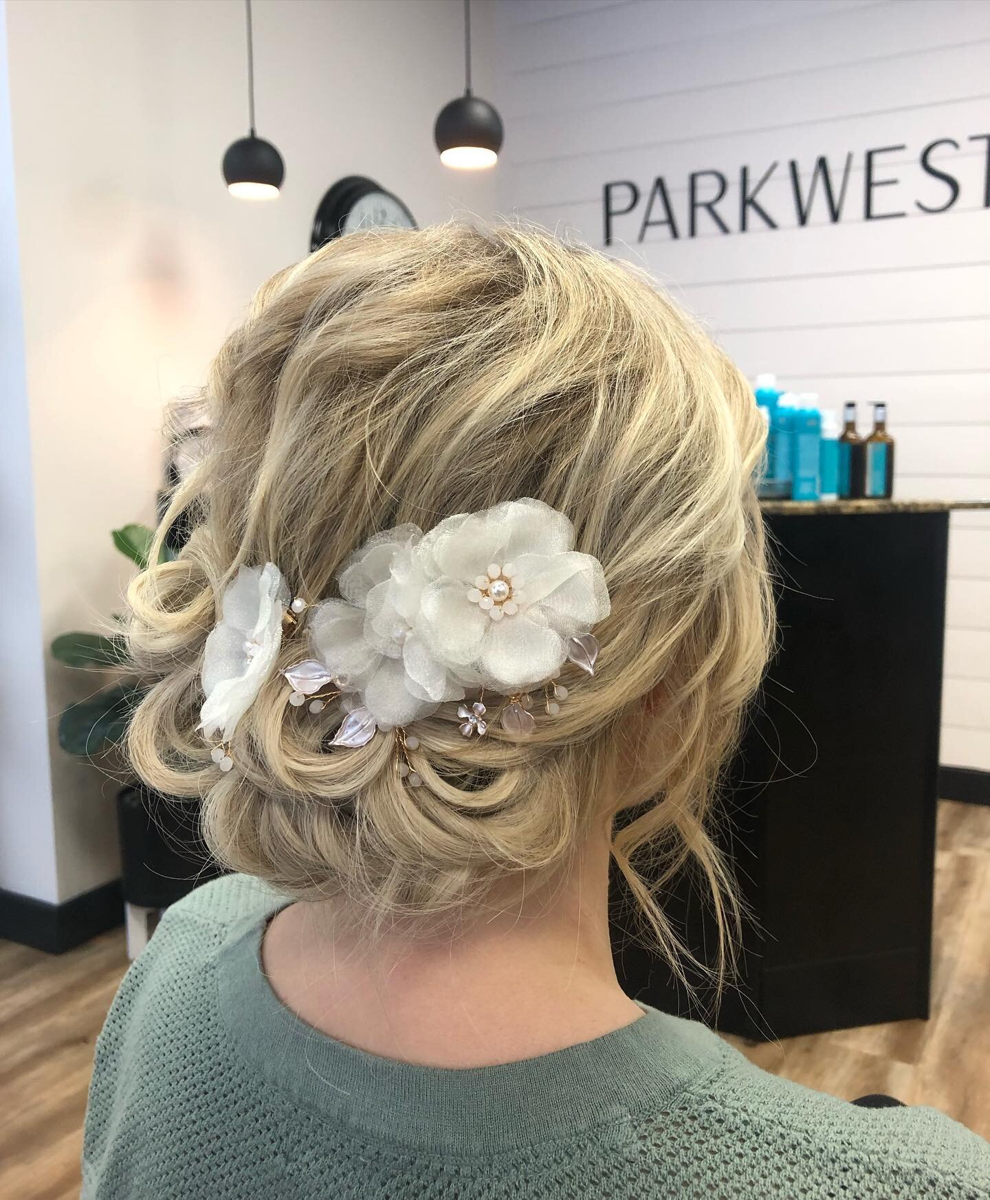 Beautiful wedding hair by @chanelles.hair #weddinghair #formalhair #formalhairstylist #formalhairstylistvancouverwashington #parkweststudio #parkweststudioinvancouverwa #blondeupdo #blondeupdostyles #beautifulhair #downtownvancouverwasalon