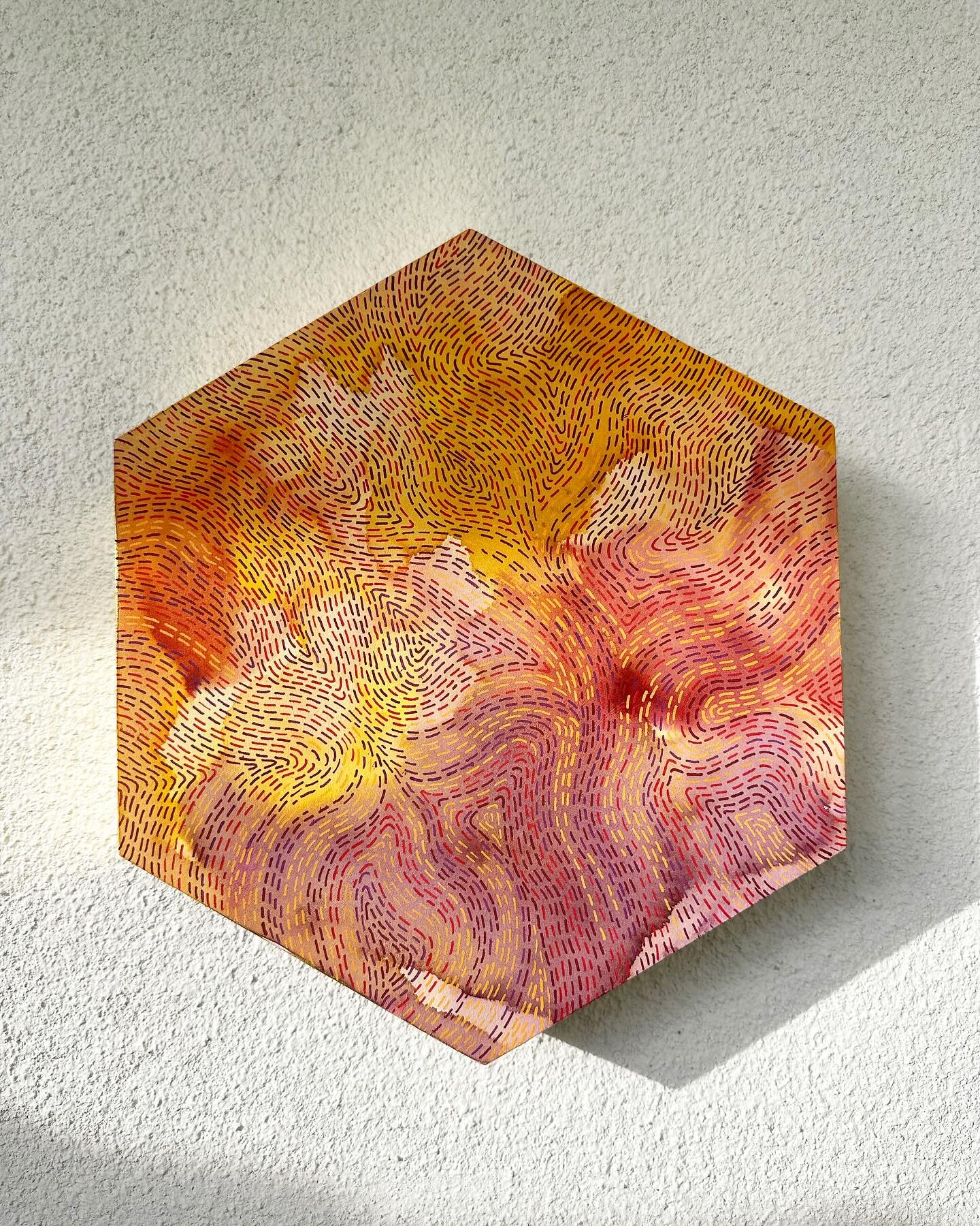 New hexagon piece in warm shades of yellow, orange and maroon. Worked on it in the airplane! Mastering doing art in public spaces 😁

#artistsoninstagram #colorpalette #choosingcolors #artistconnect #overthinkersclub #huemotional #paintingprocess #ar