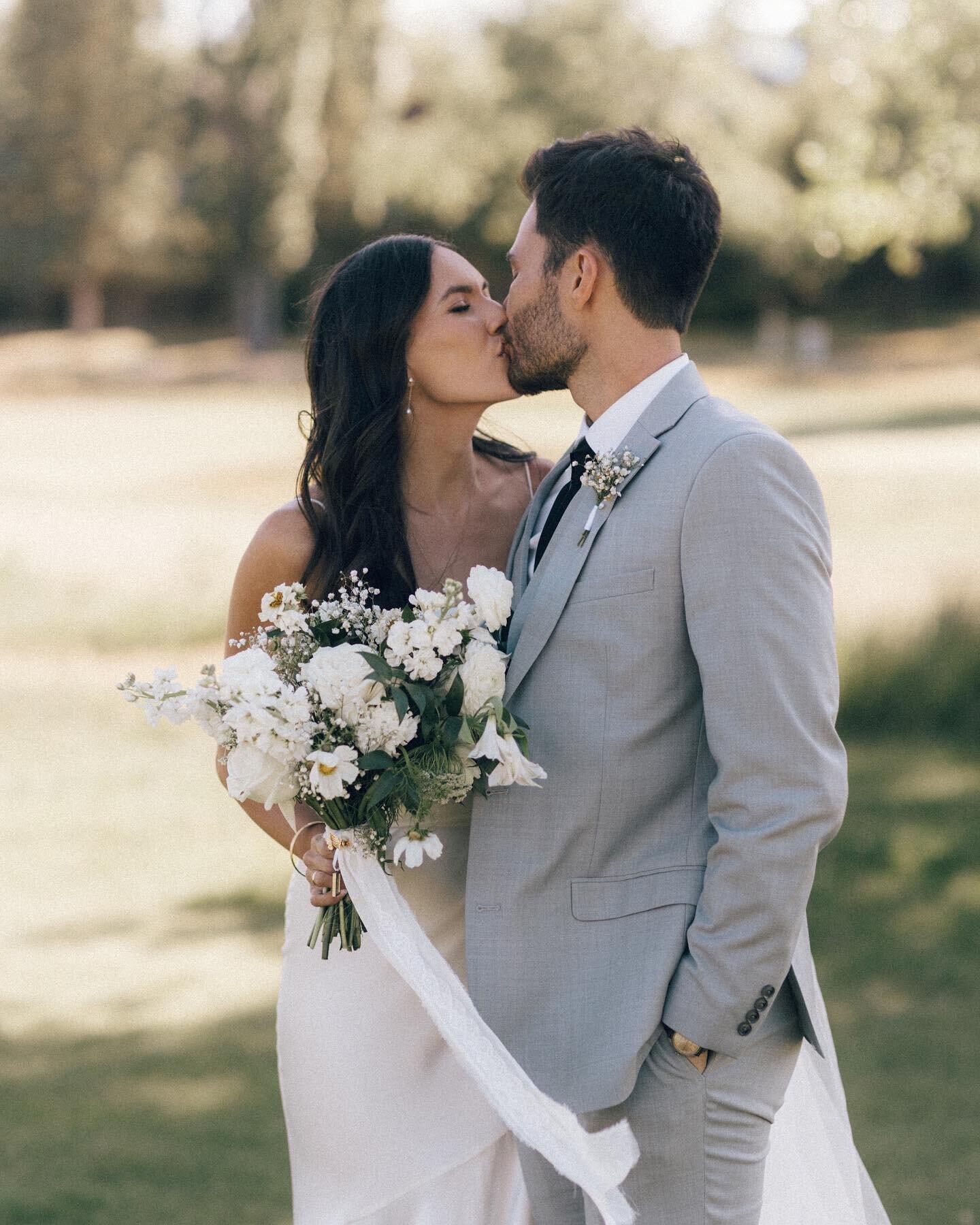 the most timeless flagstaff summer wedding🕊️ 

associate for @hannahrosegray3 
#flagstaffweddingphotographer #flagstaffelopementphotographer #flagstaffengagementphotographer #sedonaweddingphotographer #arizonaweddingphotographer #arizonaluxuryweddin