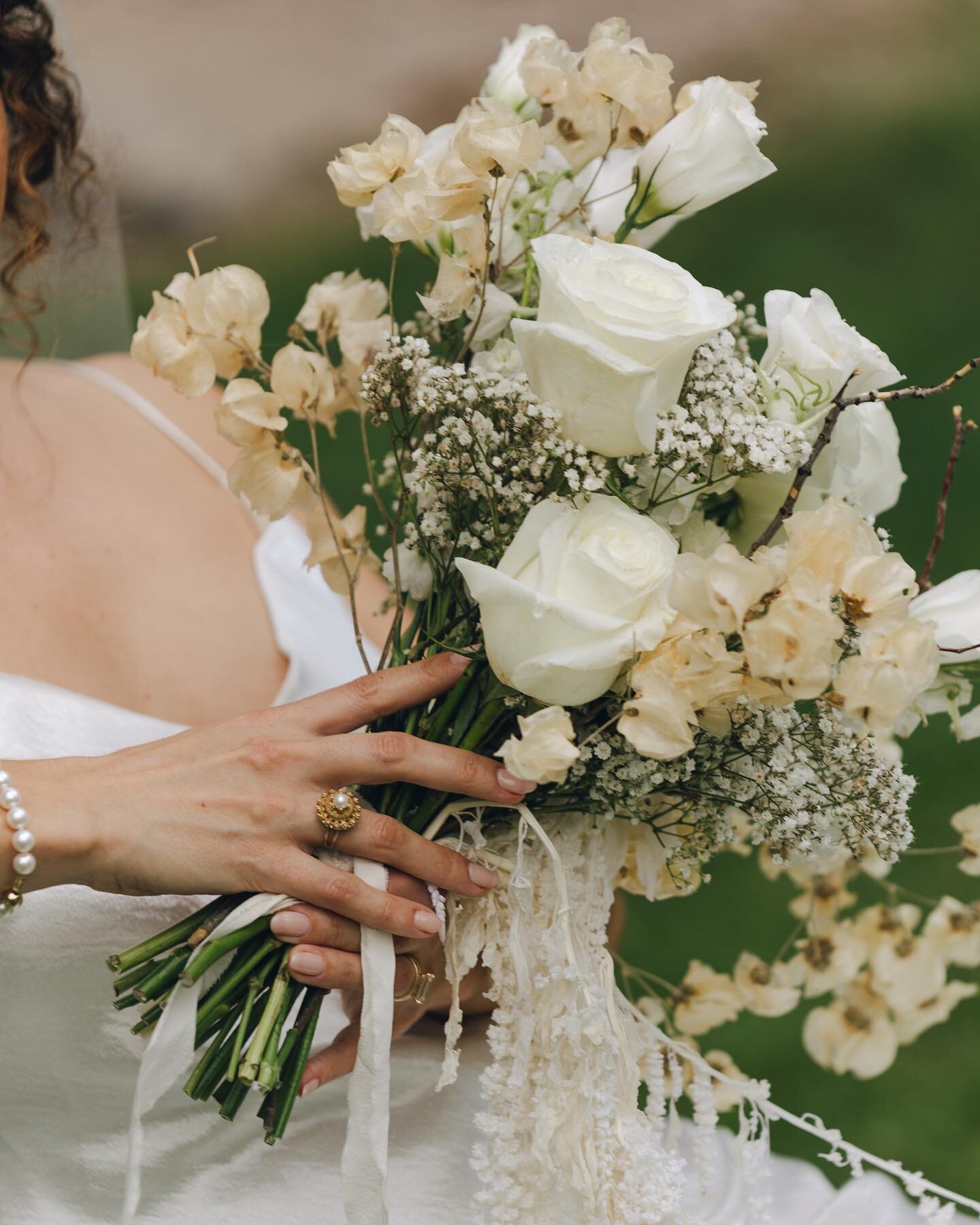 the flowers&hellip;the ring&hellip;I&rsquo;m in love🫶🏻

shot for @janeinthewoods 
#sedonaweddingphotographer #sedonaengagementphotographer #arizonaweddingphotographer #flagstaffweddingphotographer #flagstaffengagementphotographer