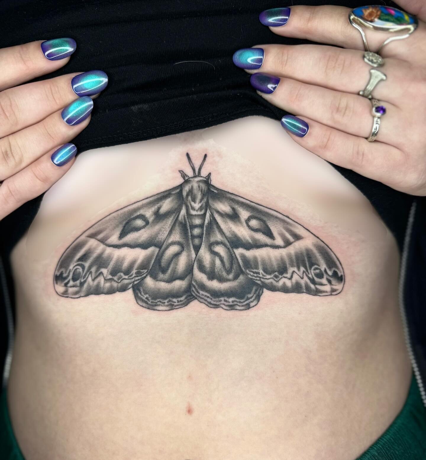 Cecropia moth 🦋✨

#blackandgreytattoo #blackandwhitetattoo #butterflytattoo
#realismtattoo #empireinks #tattoowisconsin
#tattoolovers #milwaukeetattooartist
#tattooloverswi #blkttt #tattooculture #illustrativetattoo #girltattoo #bugtattoo #femaletat