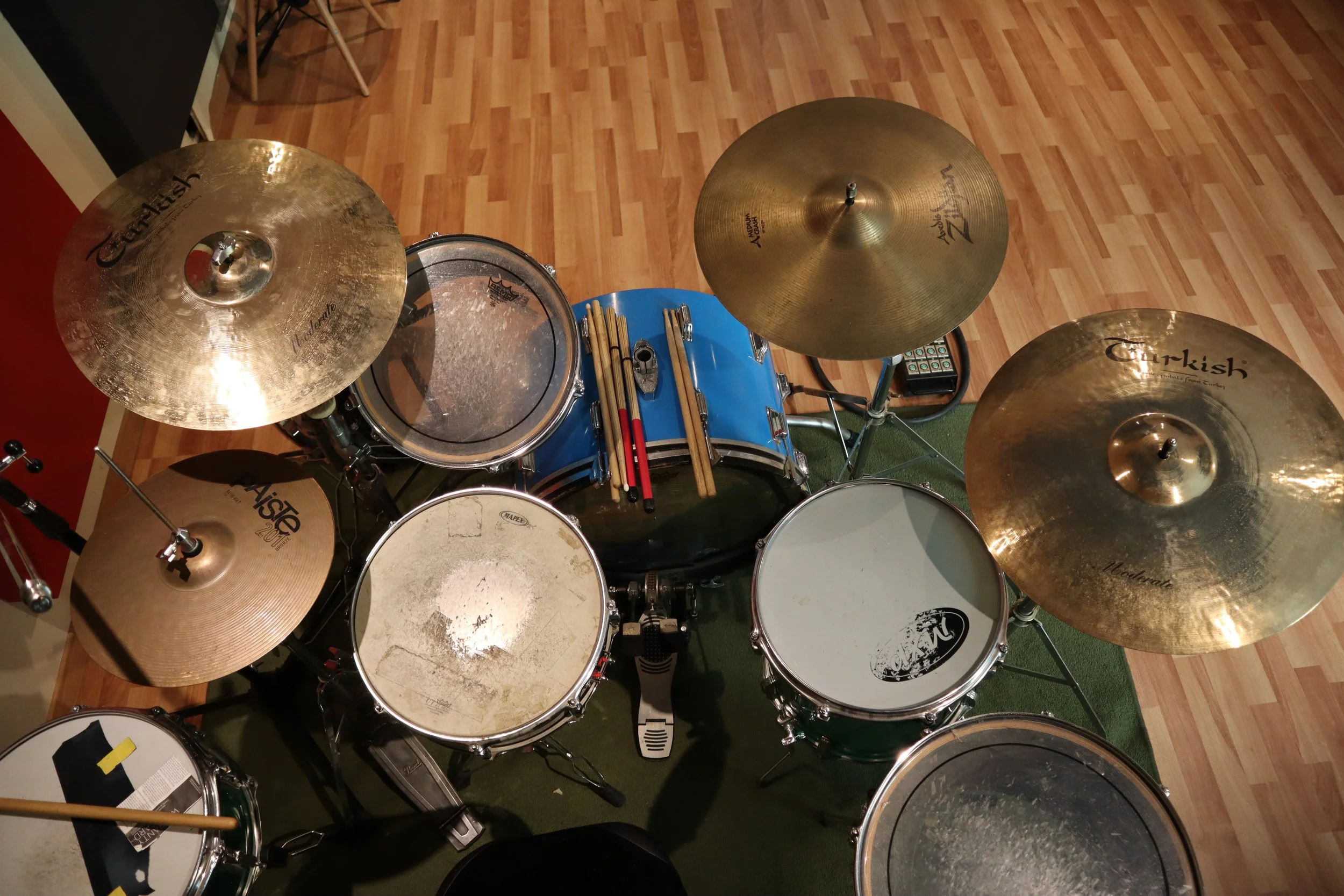Configuración de batería de batería con platillos y palillos en un estudio de música.