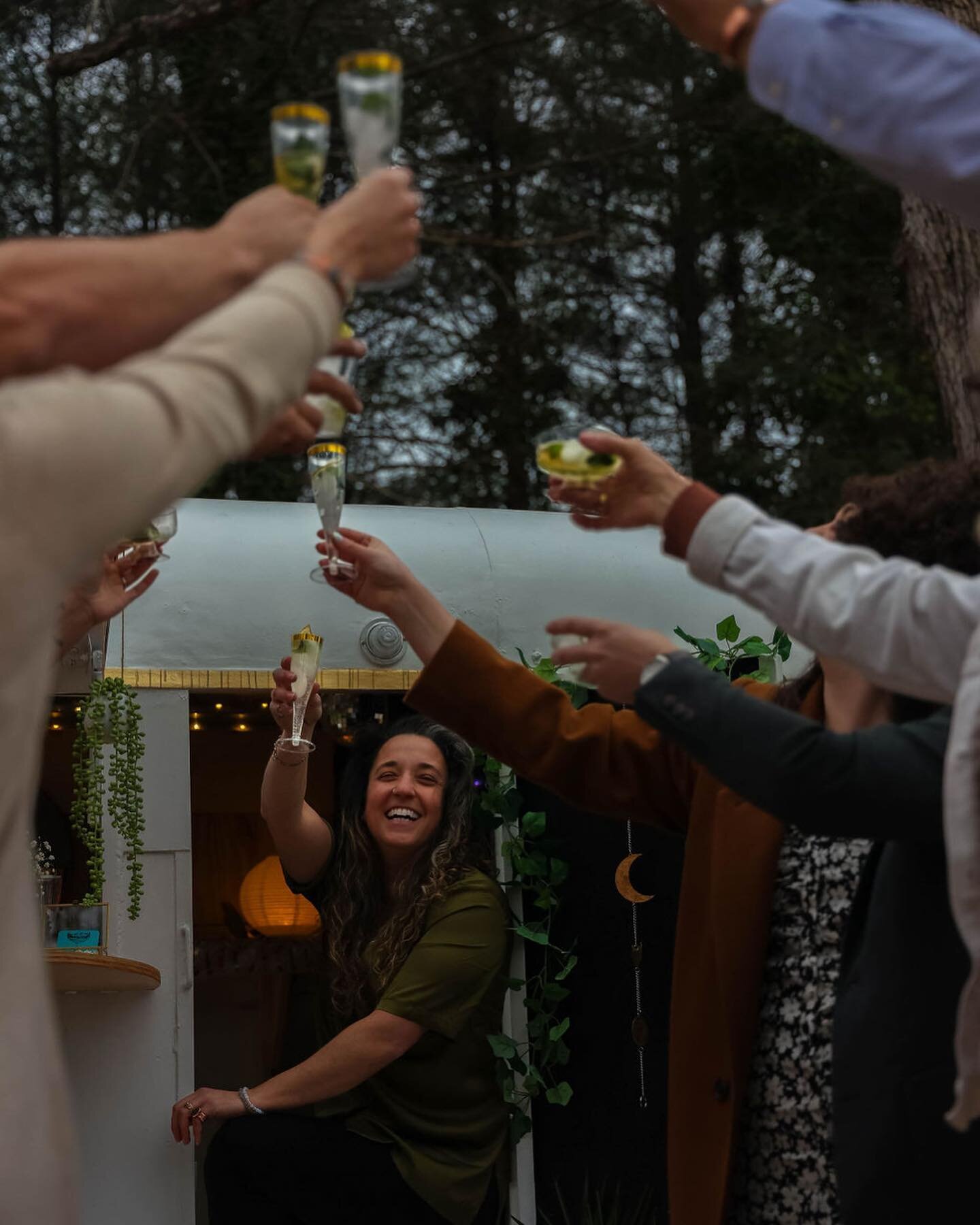 What&rsquo;s your go-to spring cocktail/mocktail?? We are really feeling the cucumber mojito vibes! 🥒 💚🌱 

📸 @jesshopkinsphotography 

#bar #mobilebar #horsetrailerbar #bartender #cocktails #wedding #ashevillewedding #weddingbar #cheers #mojito #