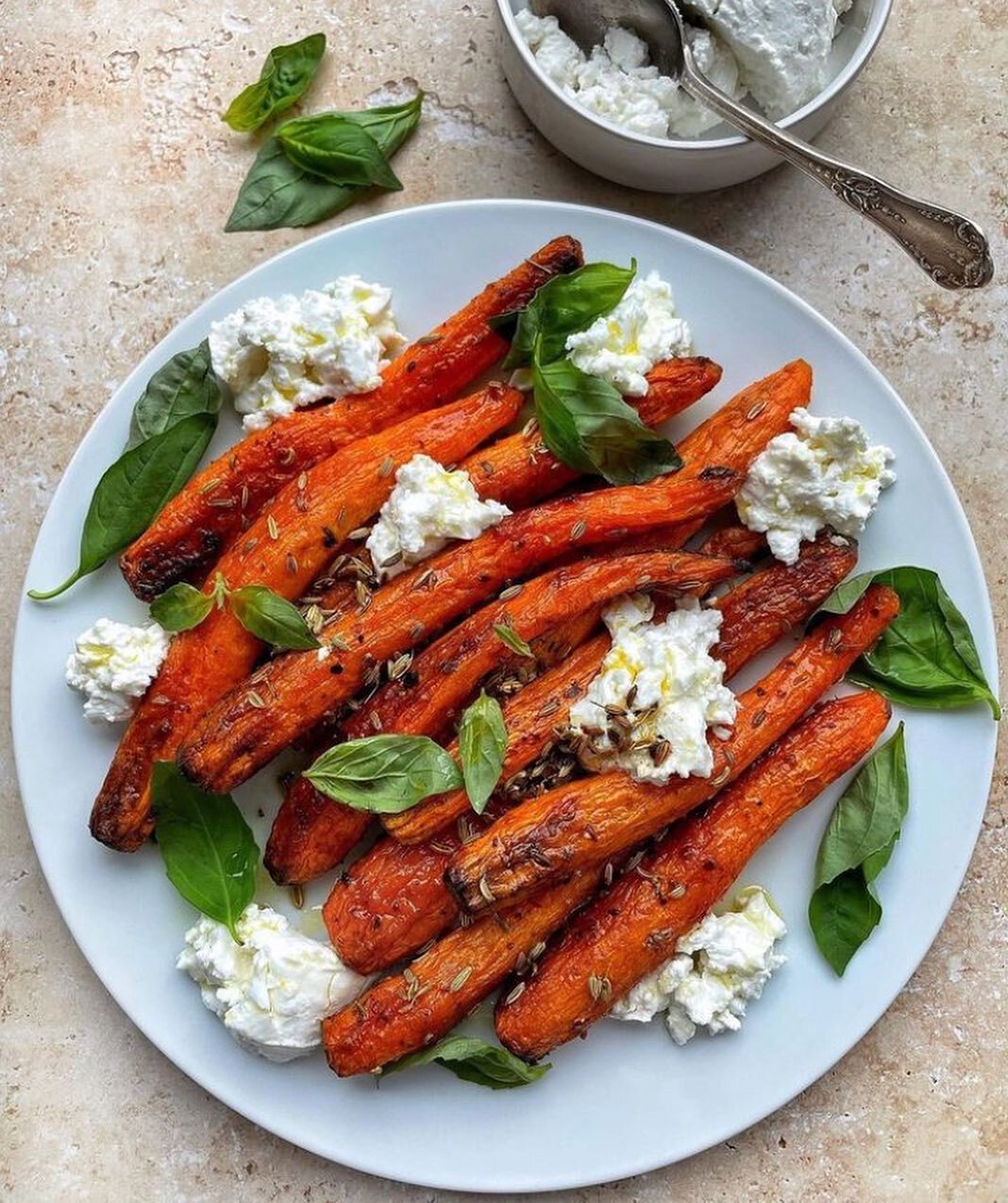 Easter weekend recipe ideas ✨ Here are some ideas for your Easter dinner tables and friend potlucks! 

- Roasted carrots with goat cheese (@food52) Or try swapping goat cheese for @truffulatreenutcreamery for a vegan friendly alternative, available i