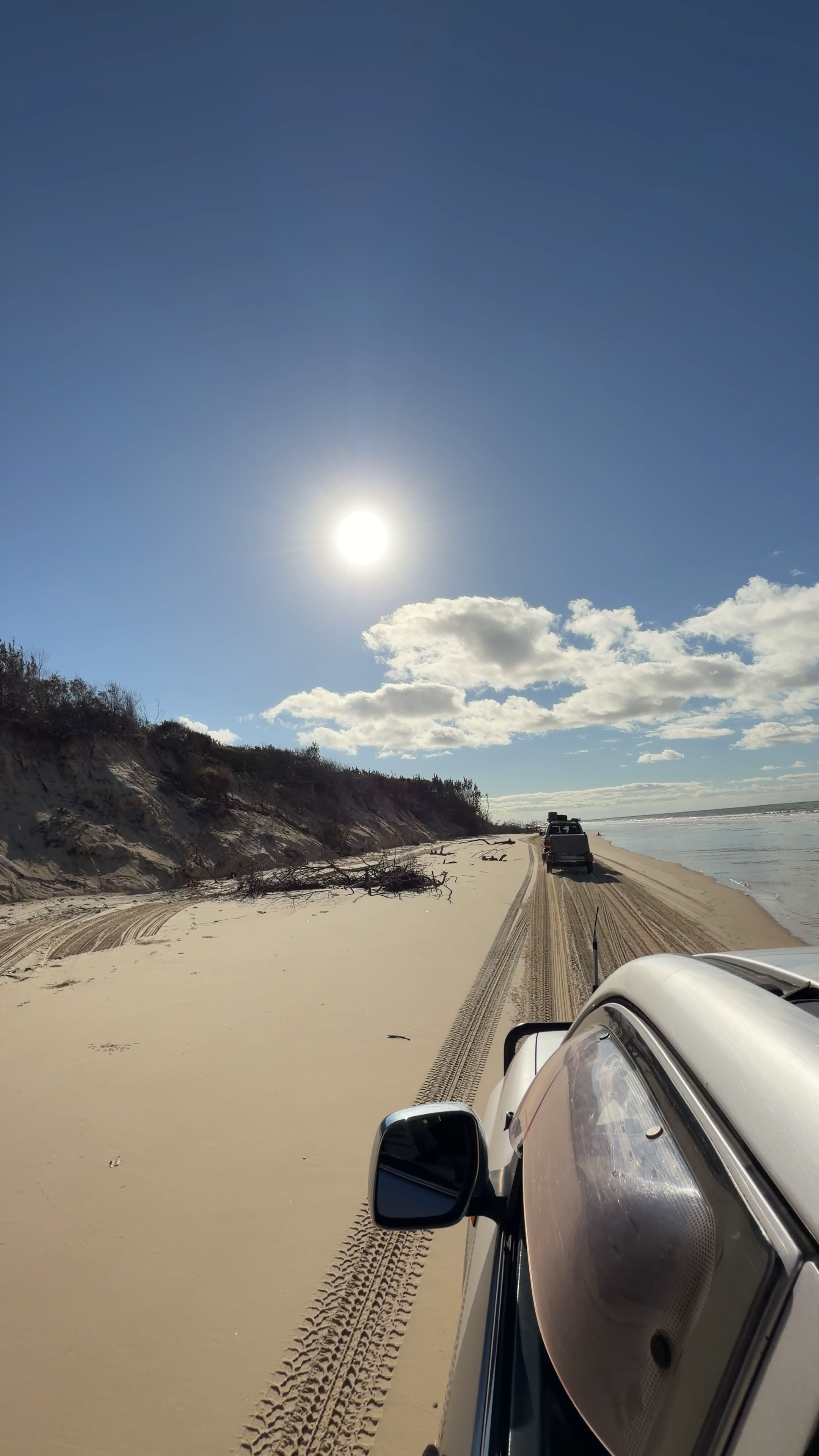 Camionetas 4x4 en caravana por la arena de 75 Mile Beach, en K’gari (Fraser Island)