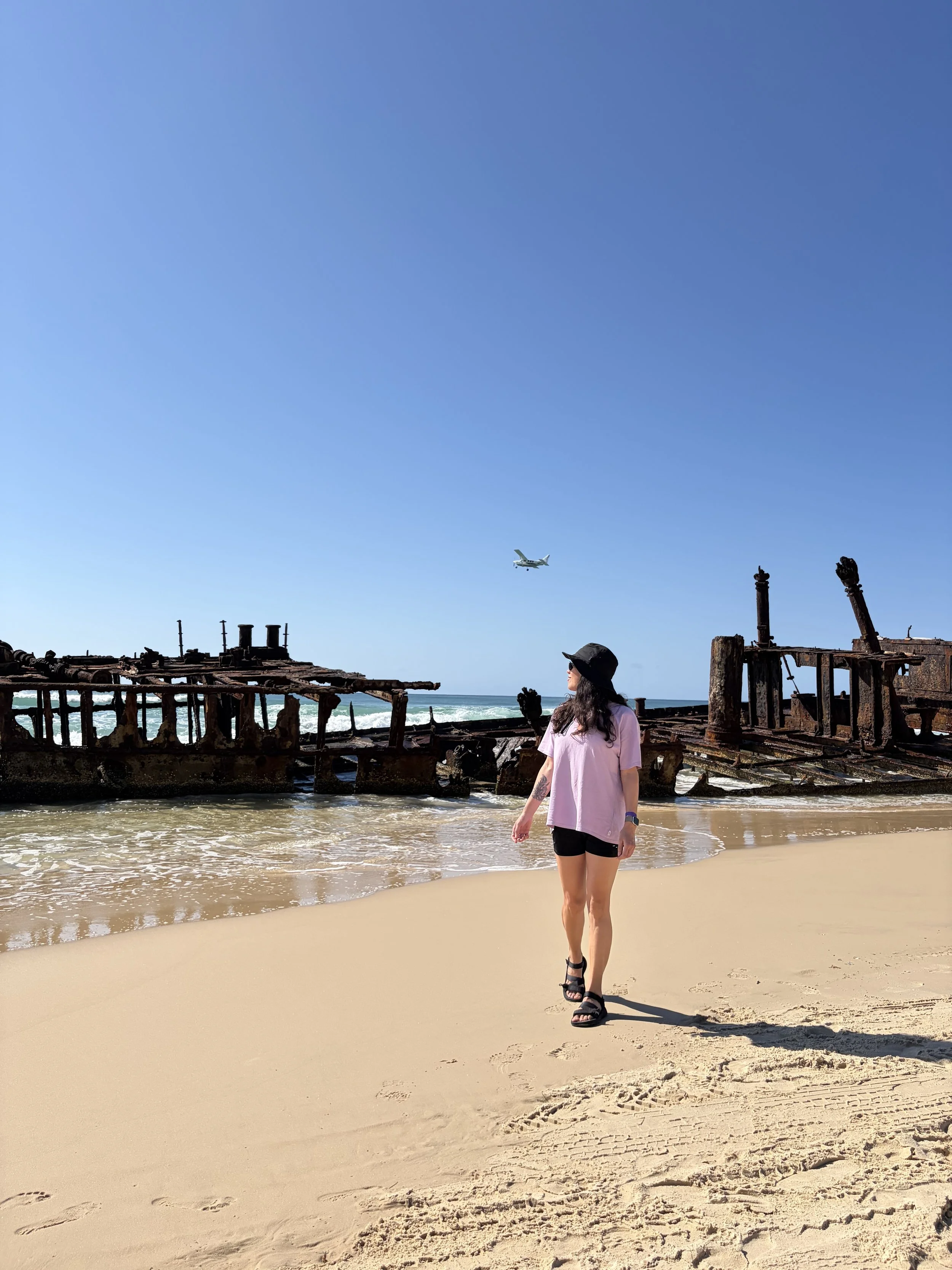 Restos oxidados del barco S.S. Maheno encallado en la playa de K’gari