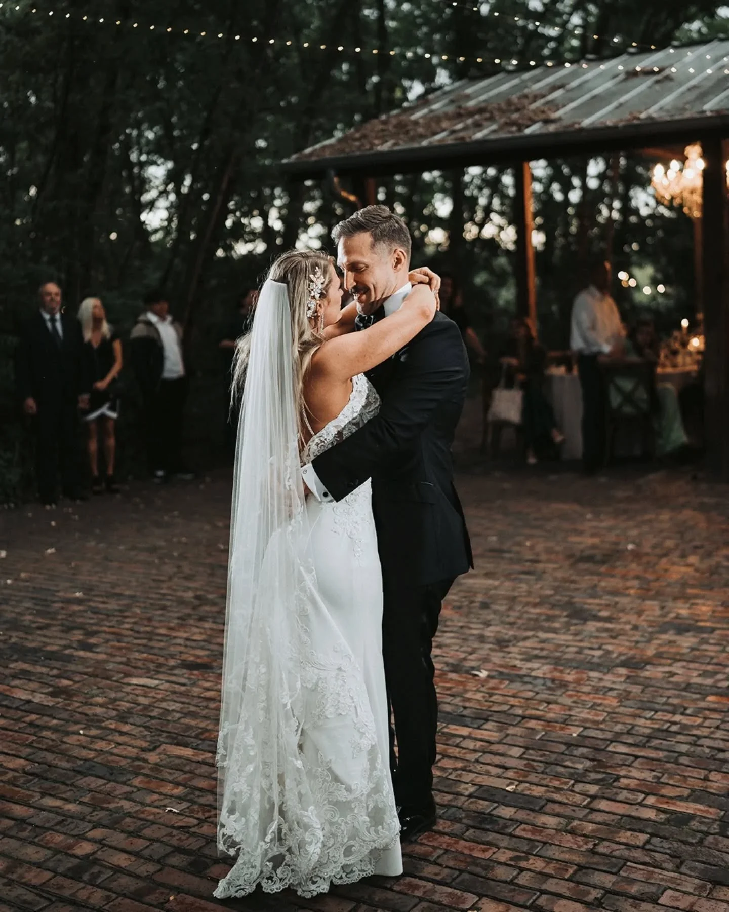 Off-Camera Flash 💥

⁣
What happens when it's too dark, the weather is bad, or the available lighting is just not good? Off-camera flash (using one or more flashes that aren't physically attached to my camera) is a tool that gives me the ability to c