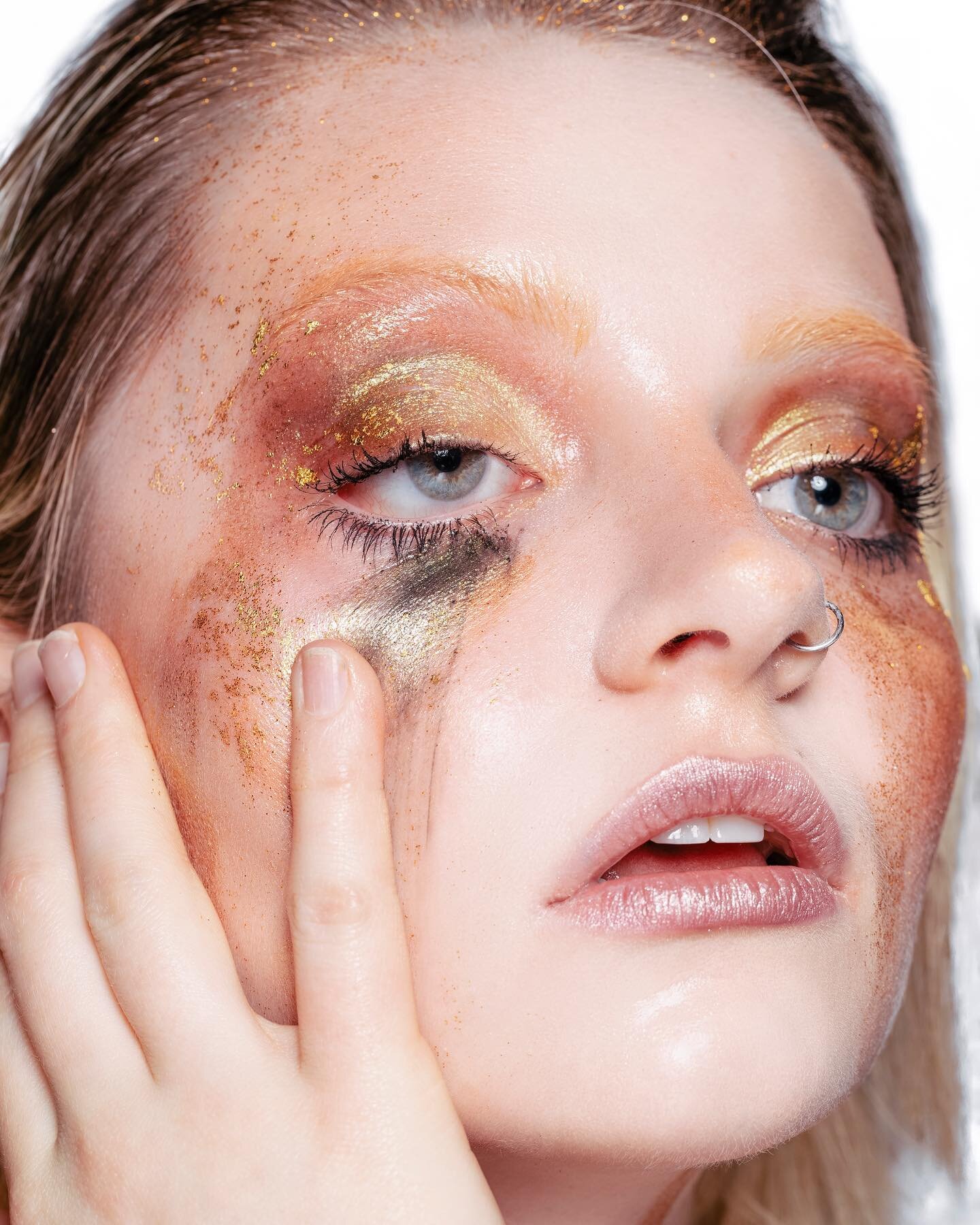 🌟 Dreams in Gold 🌟
.
Model: @elizateww 
Makeup: @wyattmarch 
.
.
.
.

#photographer #portraitphotography #beauty #makeup #beautyeditorial #model #golden #glittermakeup #goldleaf #euphoriamakeup #lighting #studiolighting #photostudio #studio #canon 