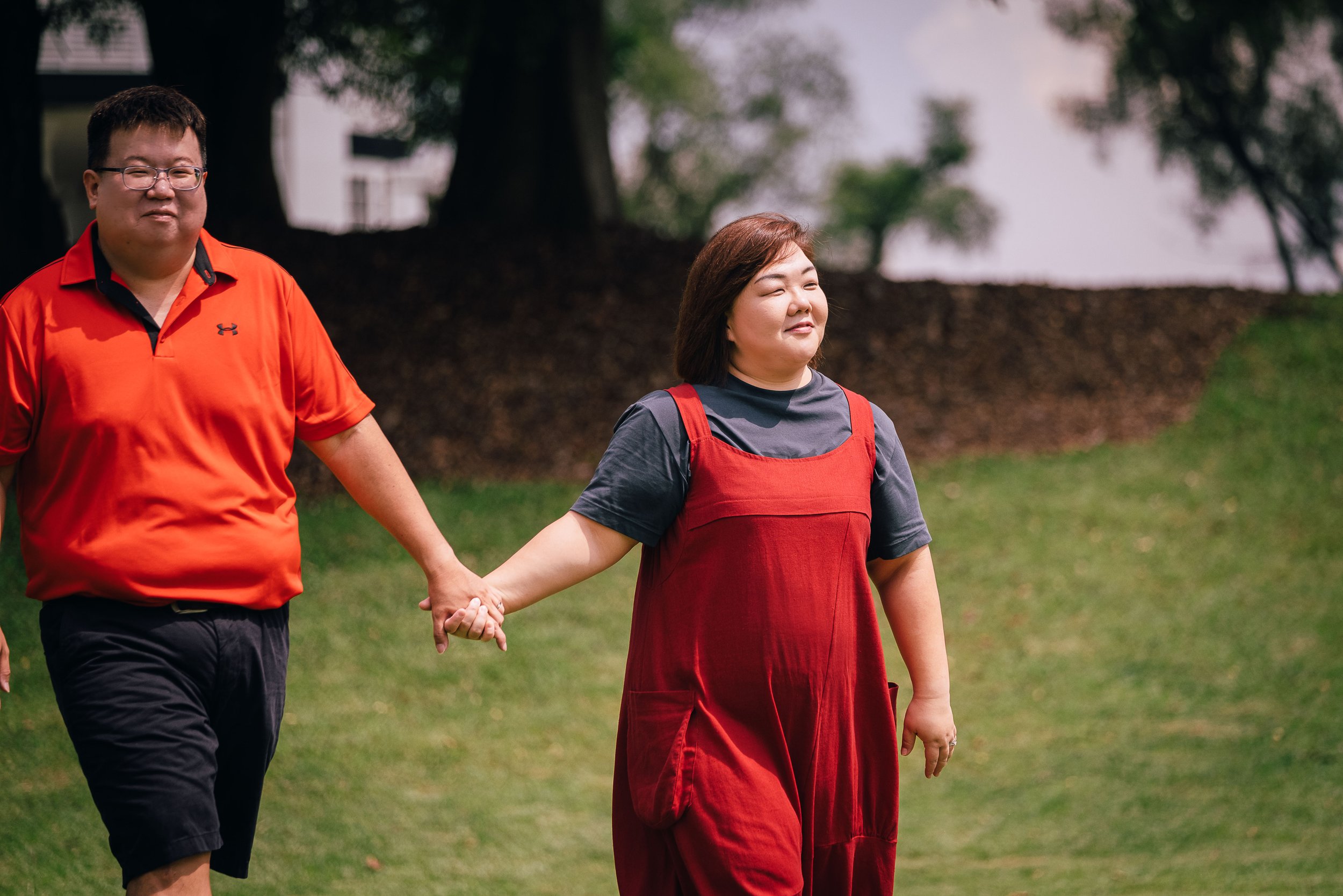 couple holding hands at botanic gardens singapore
