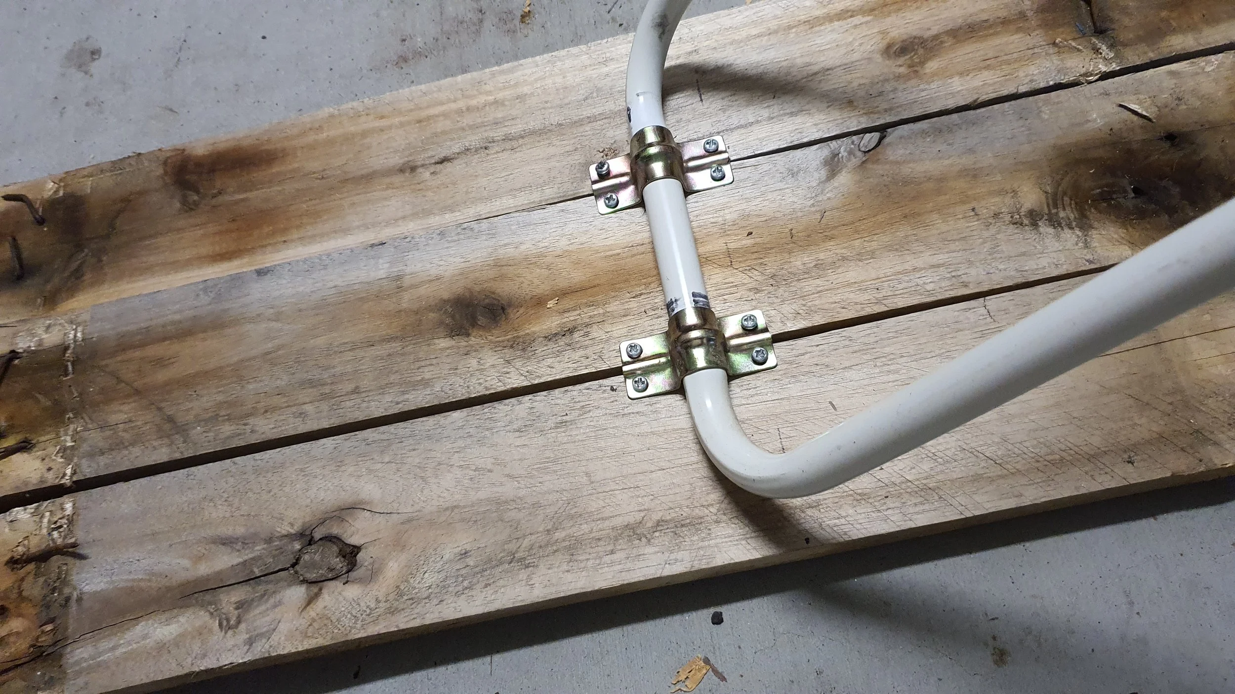 Saddle clips attach frame and planks together