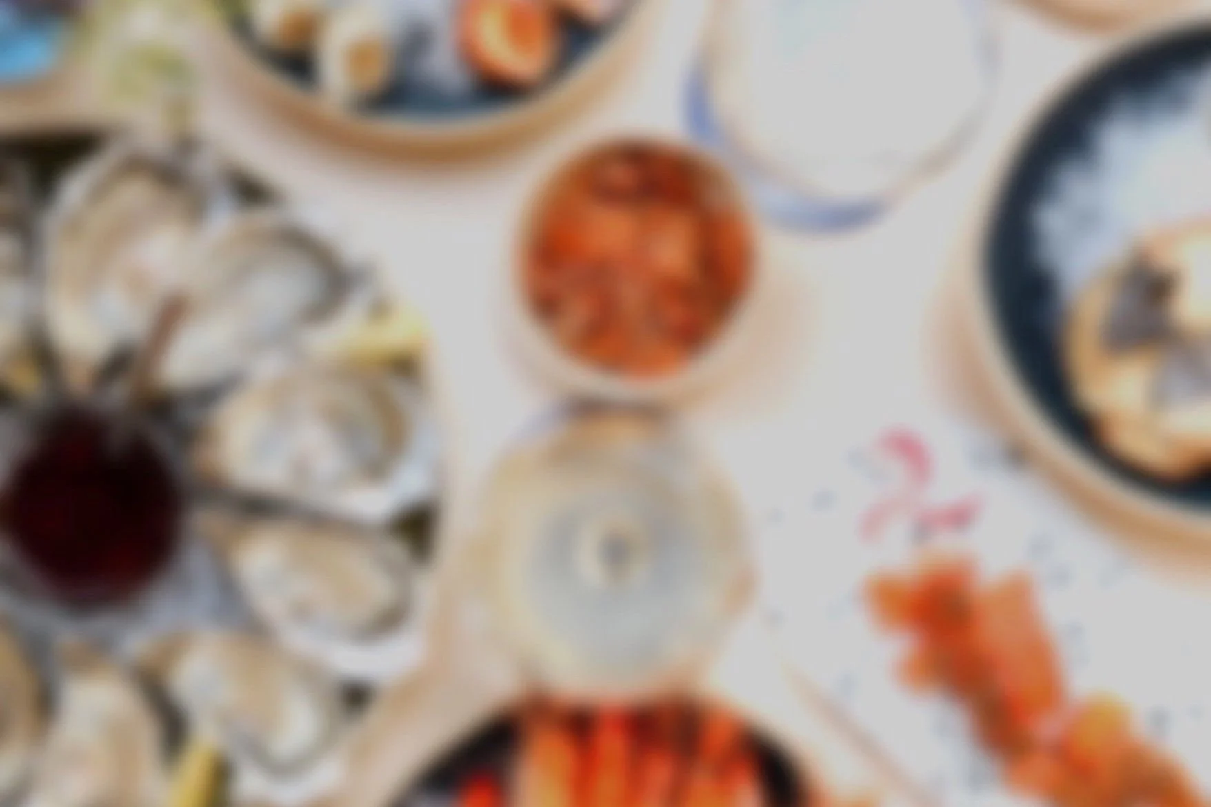 Plat de tacos garnis de viande, de légumes et de sauces, présenté sur une table