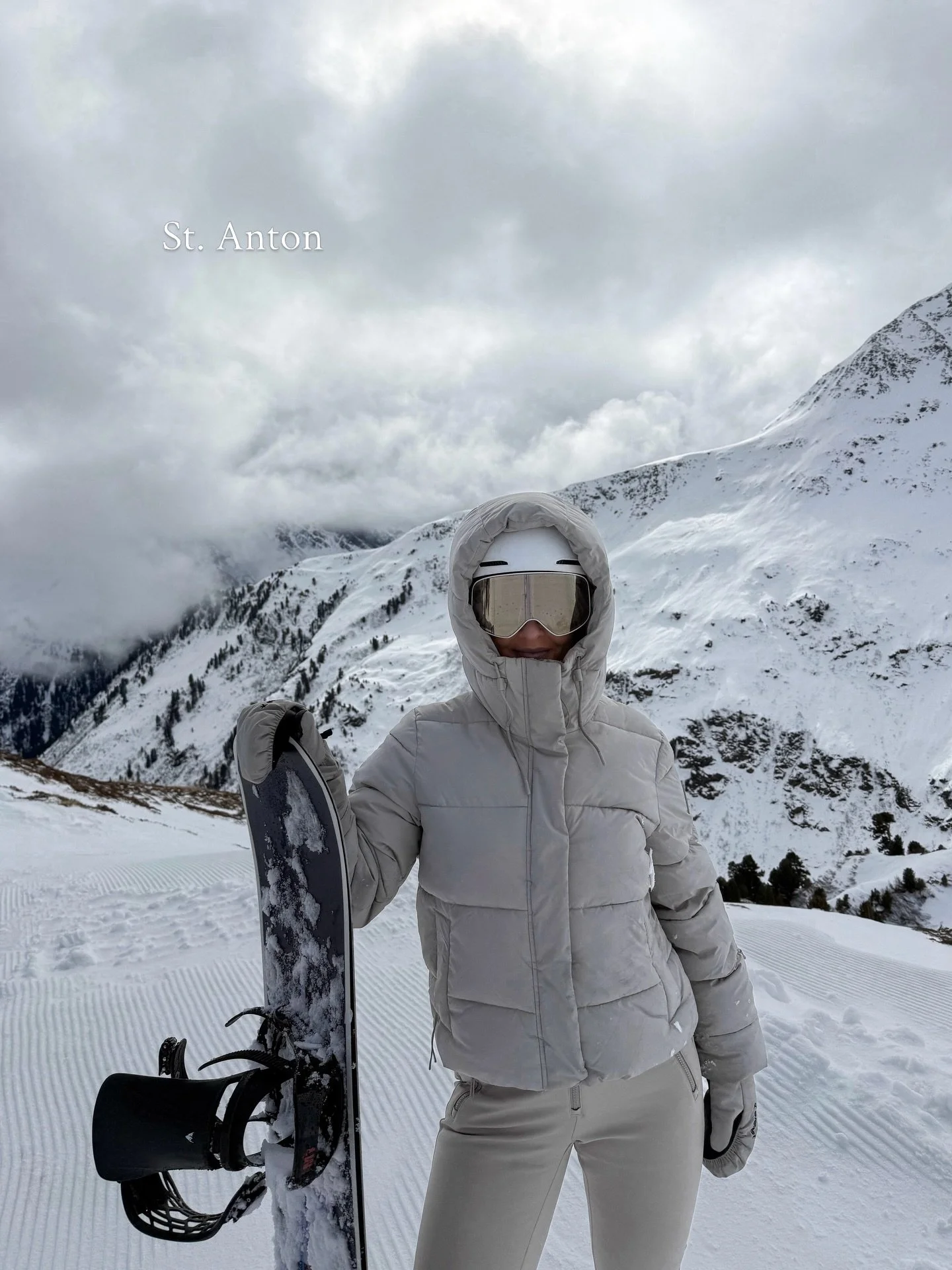 Bucket list thingssss St. Anton ja Alpit 🏔️

Mua oikeesti mietitytti ekan nousun j&auml;lkeen vuorille, et t&auml;ll&auml;sess&auml;k&ouml; keliss&auml; pit&auml;s pysty&auml; laskemaan, kun ei n&auml;hnyt mit&auml;&auml;&auml;n 😭😂

Onneks lopulta