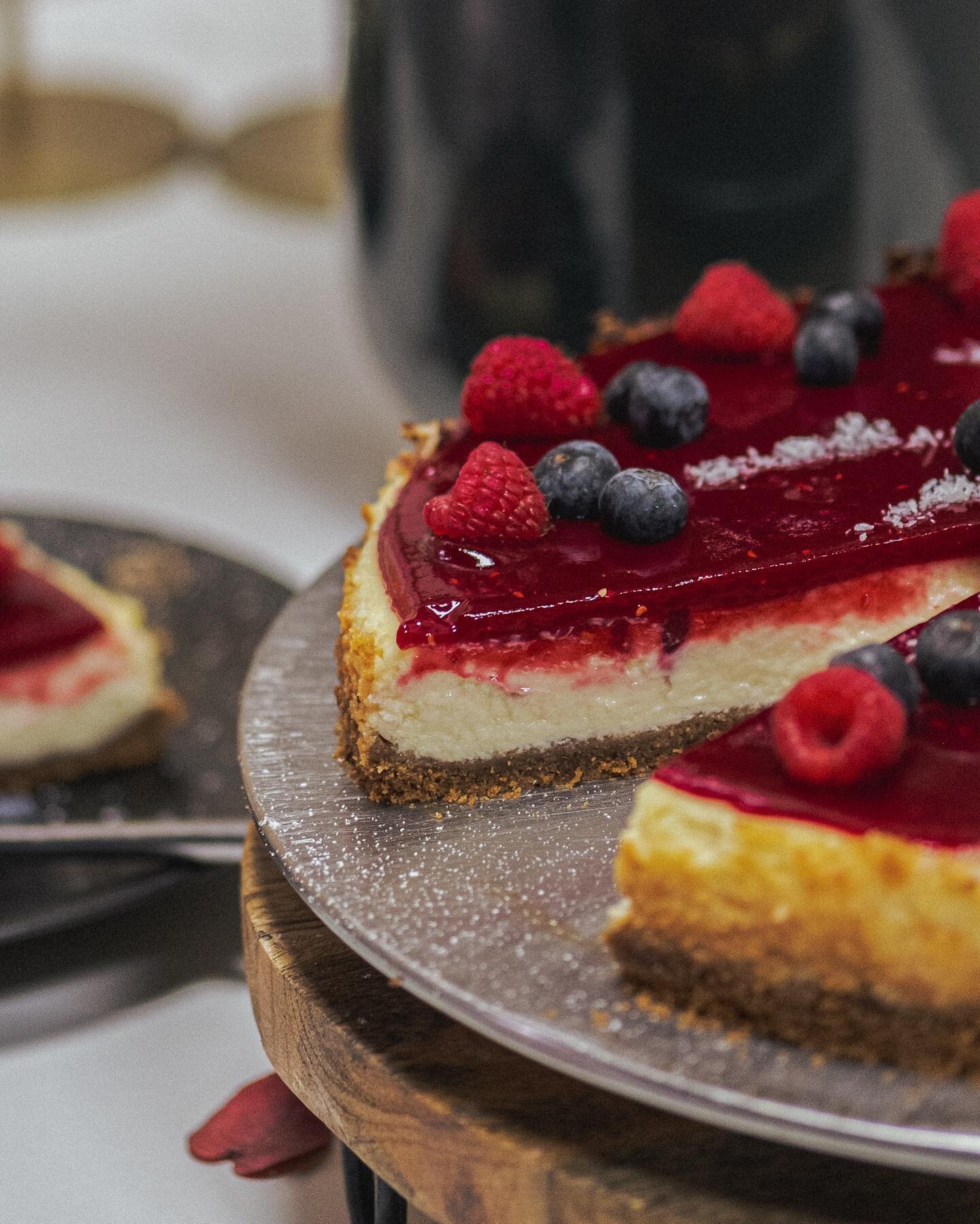 Einer euer Lieblingskuchen: Unser New York Cheesecake mit Beeren Topping 🤍

#cafewoelkchen #cafe #cake #newyorkcheesecake #colognefood #colognefoodguide #colognefoodie #cakelover