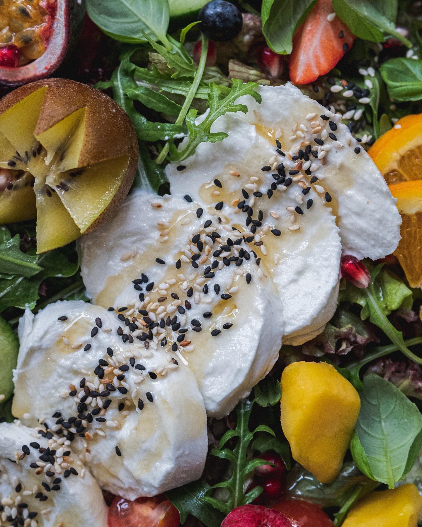 Frisch, lecker und gesund ✨ Unser W&ouml;lkchen Caprese mit hausgemachtem Mango Balsamico ist immer eine gute Wahl (vor allem f&uuml;r die kommenden w&auml;rmeren Tage)🤍☁️

#cafewoelkchen #cafehopping #colognecoffee #colognegermany #cologne_bestplac