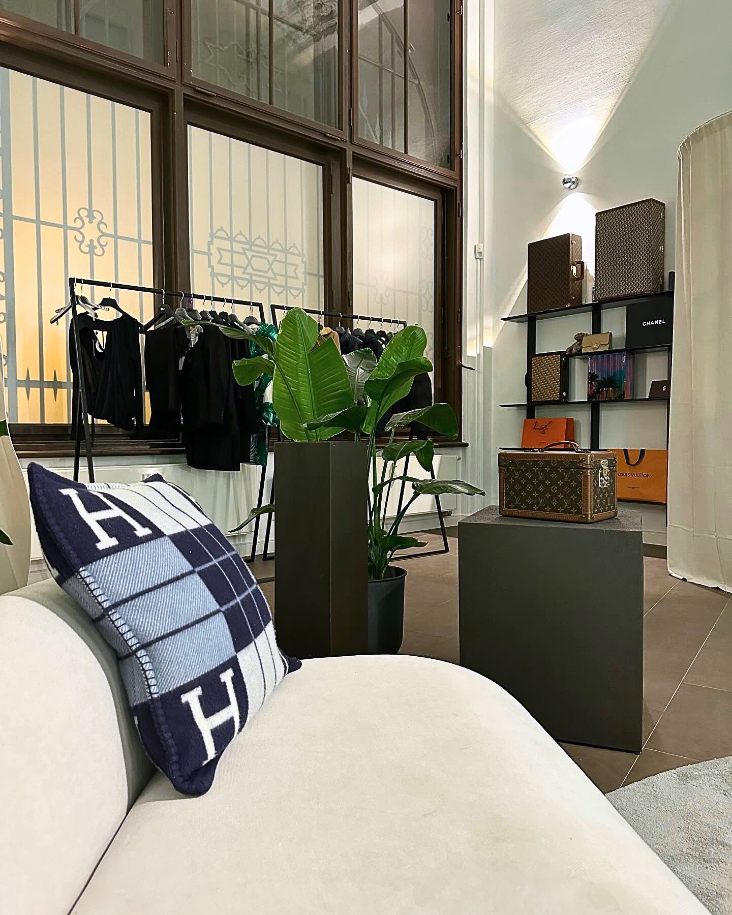 Verkaufsraum mit Kleiderstange, Regal und Vintage-Koffern